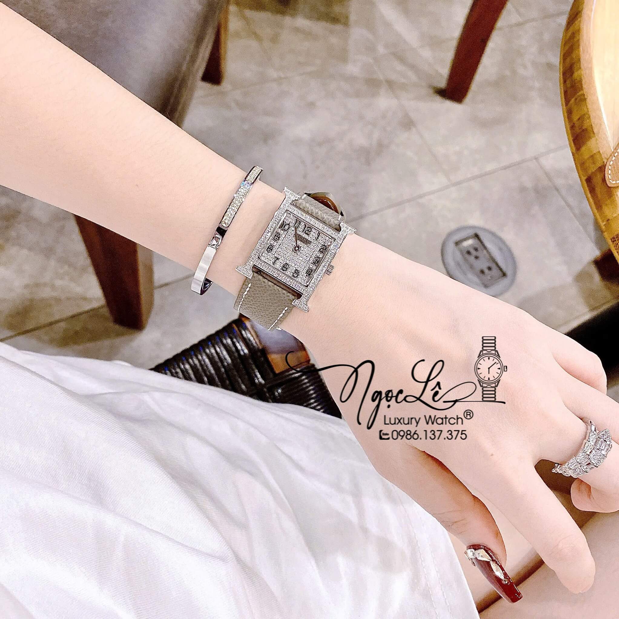 Đồng Hồ Nữ Hermes H Dây Da Màu Xám Mặt Vuông Đính Đá Size 26x26mm