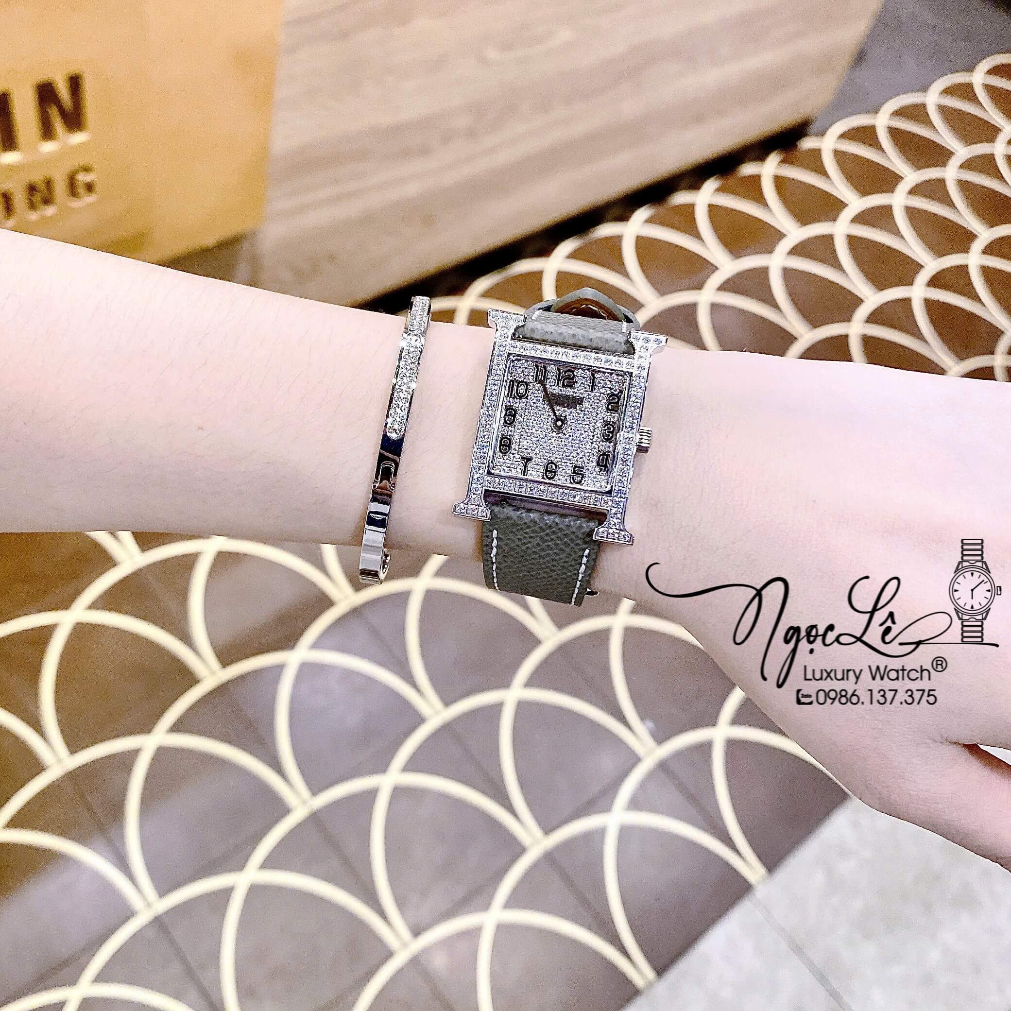 Đồng Hồ Nữ Hermes H Dây Da Màu Xám Mặt Vuông Đính Đá Size 26x26mm