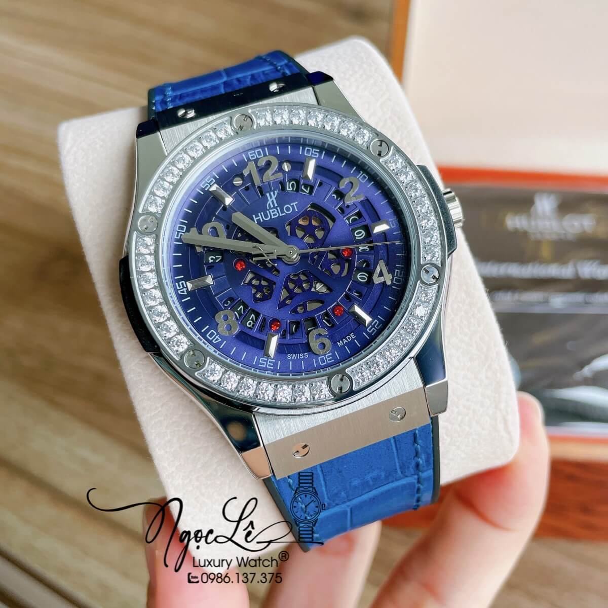 Đồng Hồ Hublot Automatic Nam Lộ Cơ Size 42mm Dây Da Silicon Xanh Vỏ Bạc Đính Đá