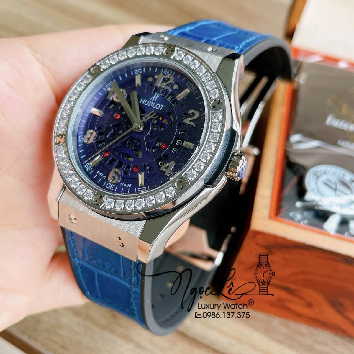 Đồng Hồ Hublot Automatic Nam Lộ Cơ Size 42mm Dây Da Silicon Xanh Vỏ Bạc Đính Đá