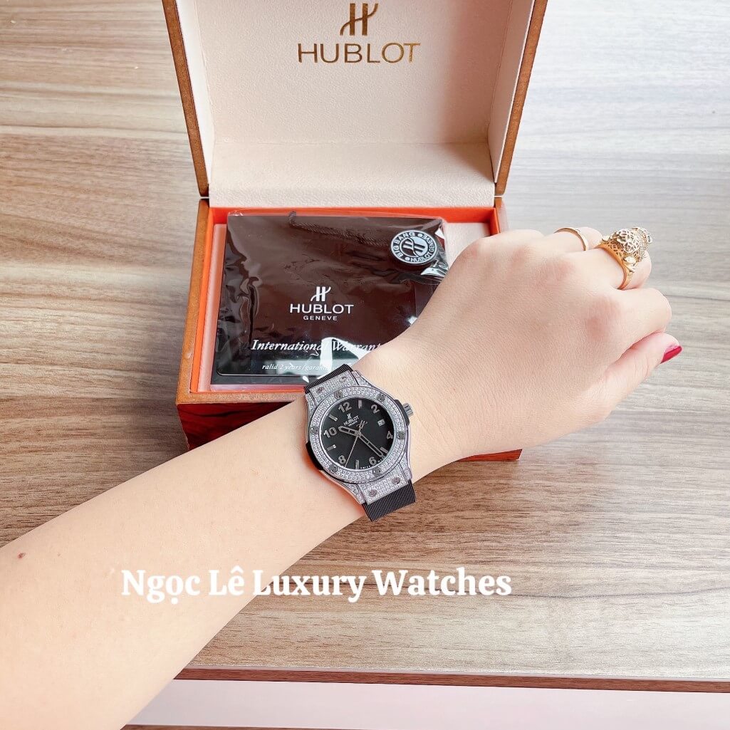 Đồng Hồ Nữ Hublot Classic Fusion 34mm Máy Pin Dây Silicon Đen Đính Đá Vỏ Silver