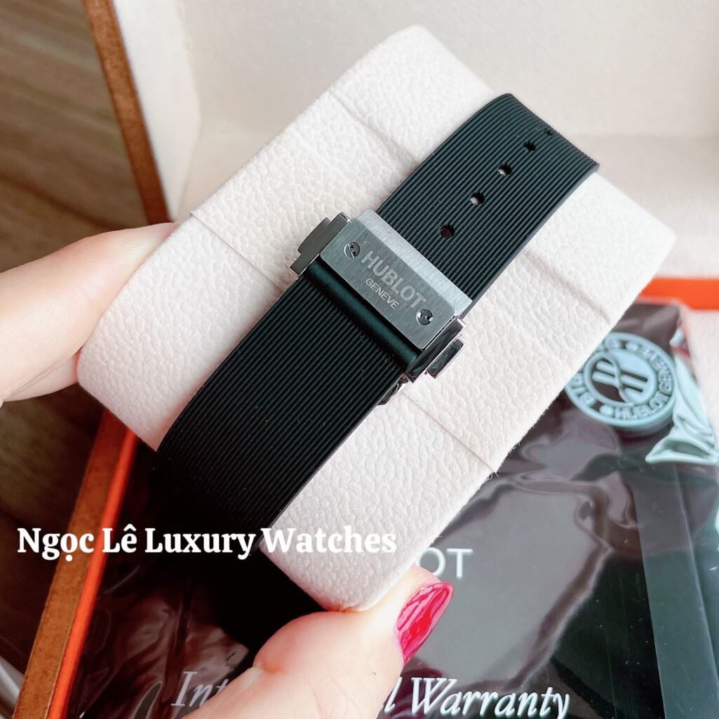 Đồng Hồ Nữ Hublot Classic Fusion 34mm Máy Pin Dây Silicon Đen Đính Đá Vỏ Silver