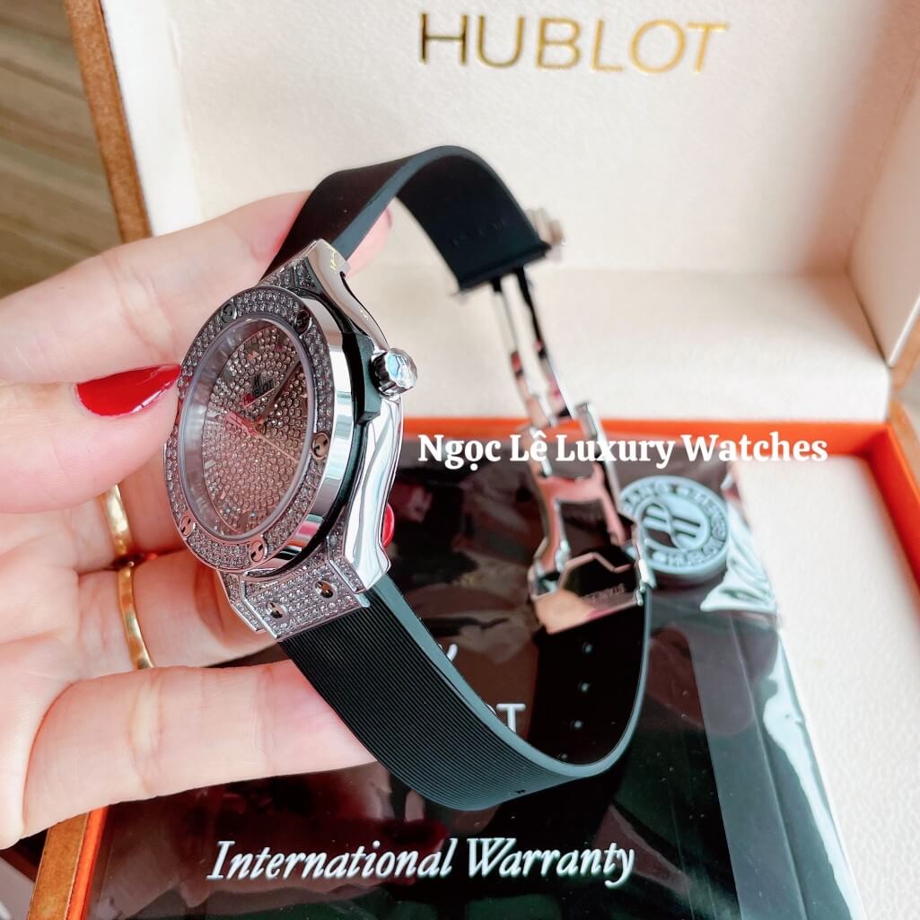 Đồng Hồ Nữ Hublot Classic Fusion 34mm Máy Pin Dây Silicon Đen Đính Full Đá Vỏ Silver