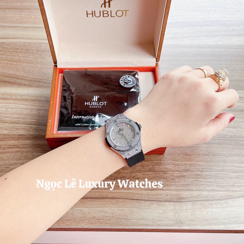 Đồng Hồ Nữ Hublot Classic Fusion 34mm Máy Pin Dây Silicon Đen Đính Full Đá Vỏ Silver