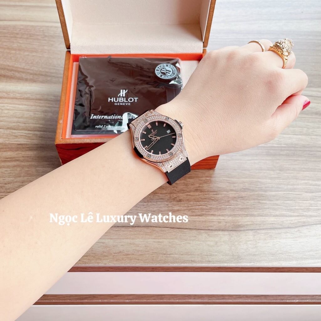 Đồng Hồ Nữ Hublot Classic Fusion 34mm Máy Pin Dây Silicon Đen Đính Đá Vỏ Rose Gold