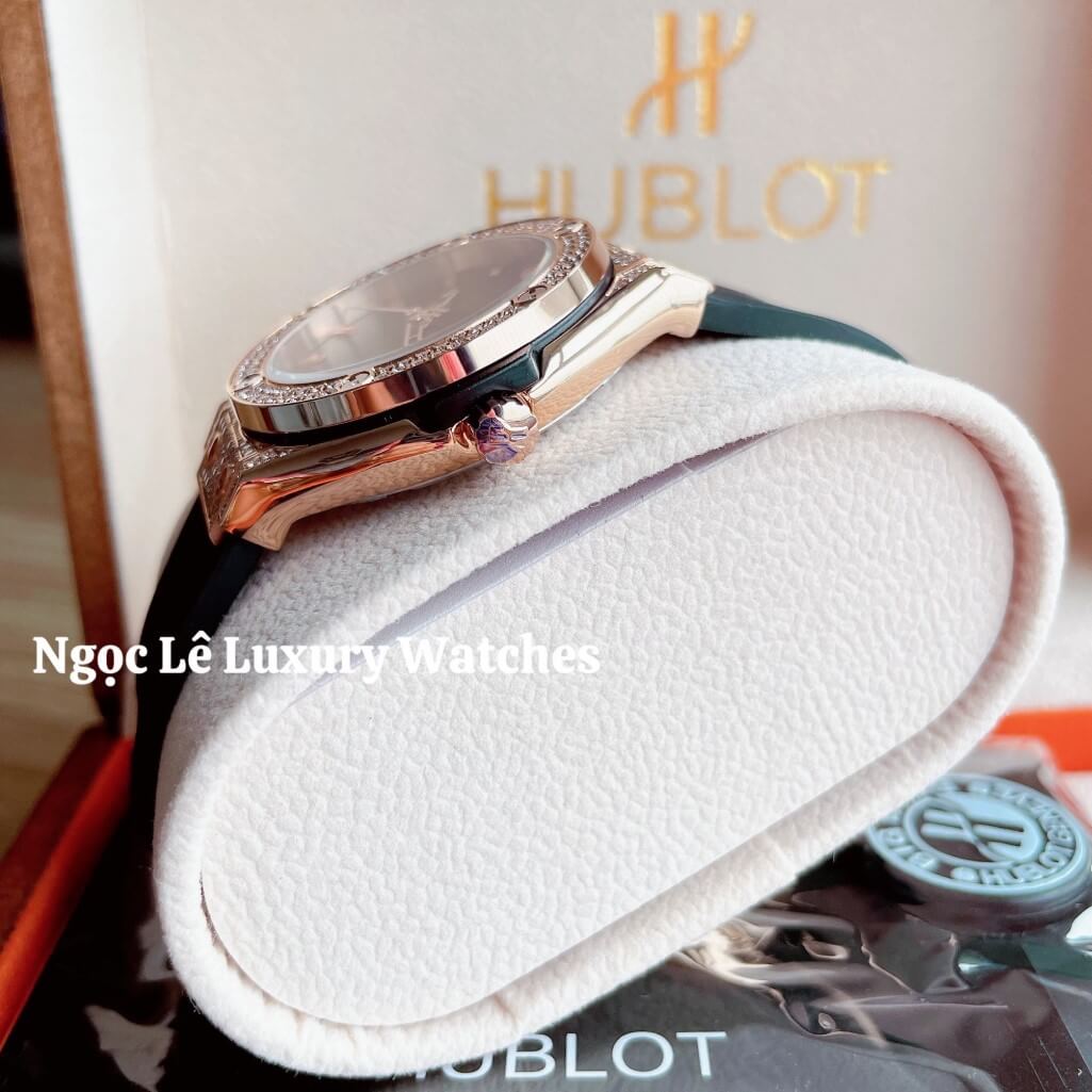 Đồng Hồ Nữ Hublot Classic Fusion 34mm Máy Pin Dây Silicon Đen Đính Đá Vỏ Rose Gold