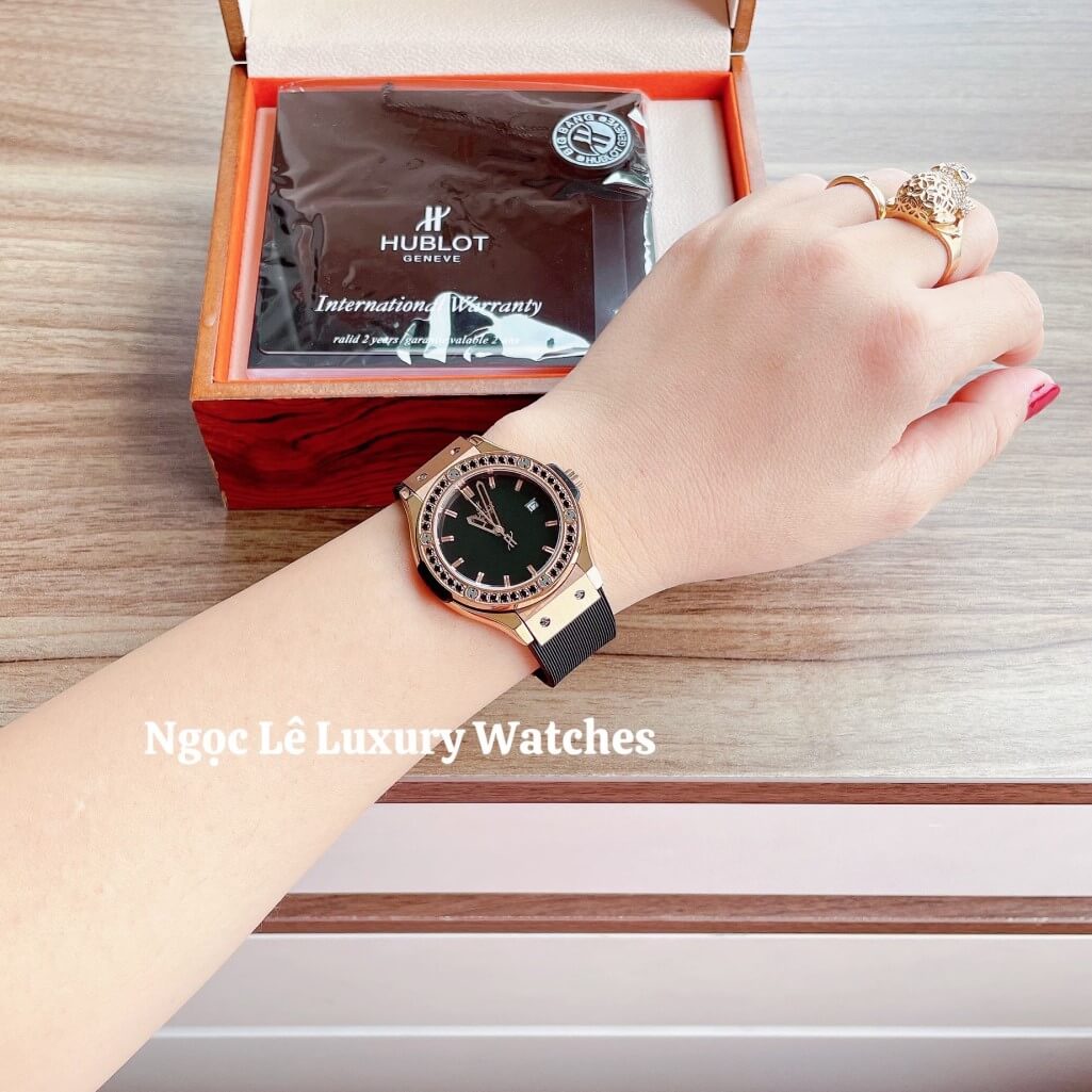 Đồng Hồ Nữ Hublot Classic Fusion 34mm Máy Pin Dây Silicon Đen Đính Đá Vỏ Rose Gold