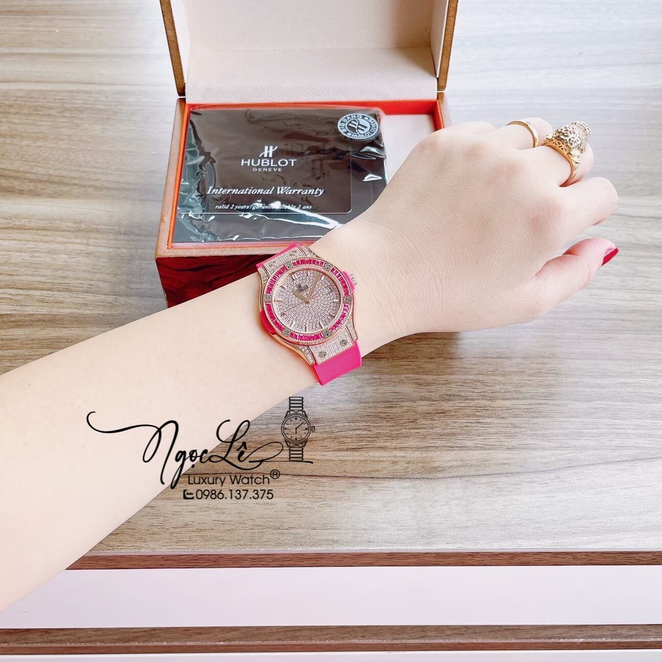 Đồng Hồ Nữ Hublot Classic Fusion 34mm Máy Pin Dây Silicon Hồng Đính Full Đá Vỏ Rose Gold