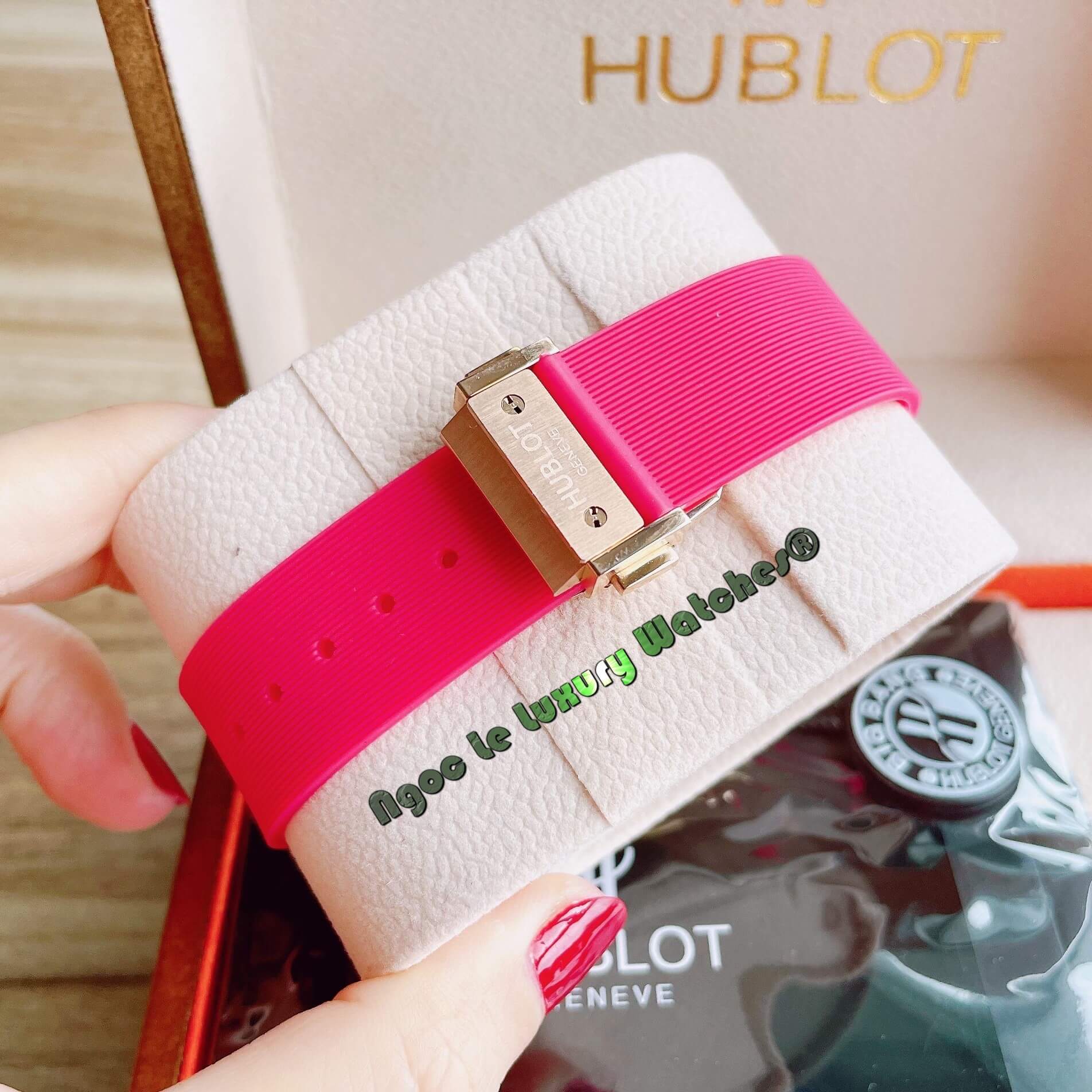 Đồng Hồ Nữ Hublot Classic Fusion 34mm Máy Pin Dây Silicon Hồng Đính Full Đá Vỏ Rose Gold