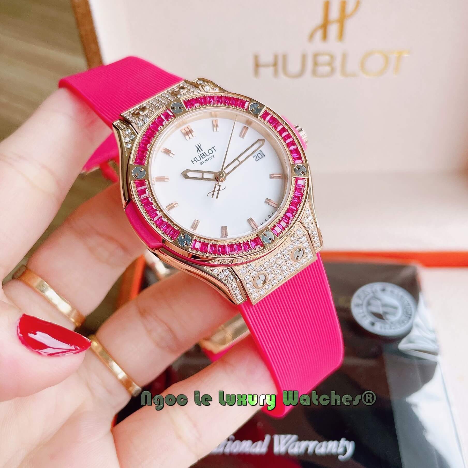 Đồng Hồ Nữ Hublot Classic Fusion 34mm Máy Pin Dây Silicon Hồng Đính Đá Vỏ Rose Gold