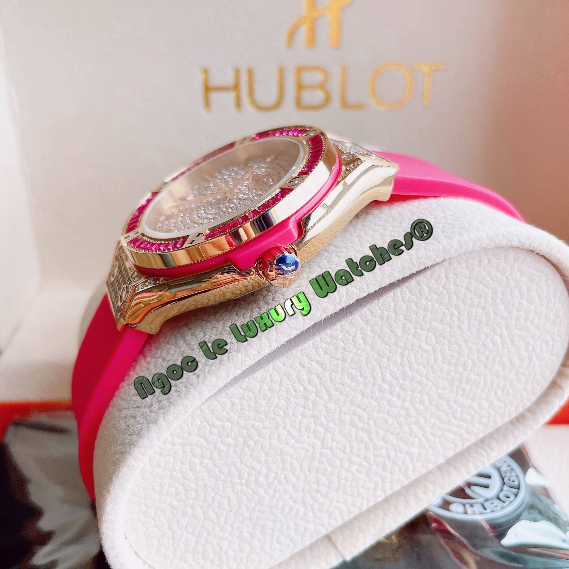 Đồng Hồ Nữ Hublot Classic Fusion 34mm Máy Pin Dây Silicon Hồng Đính Full Đá Vỏ Rose Gold