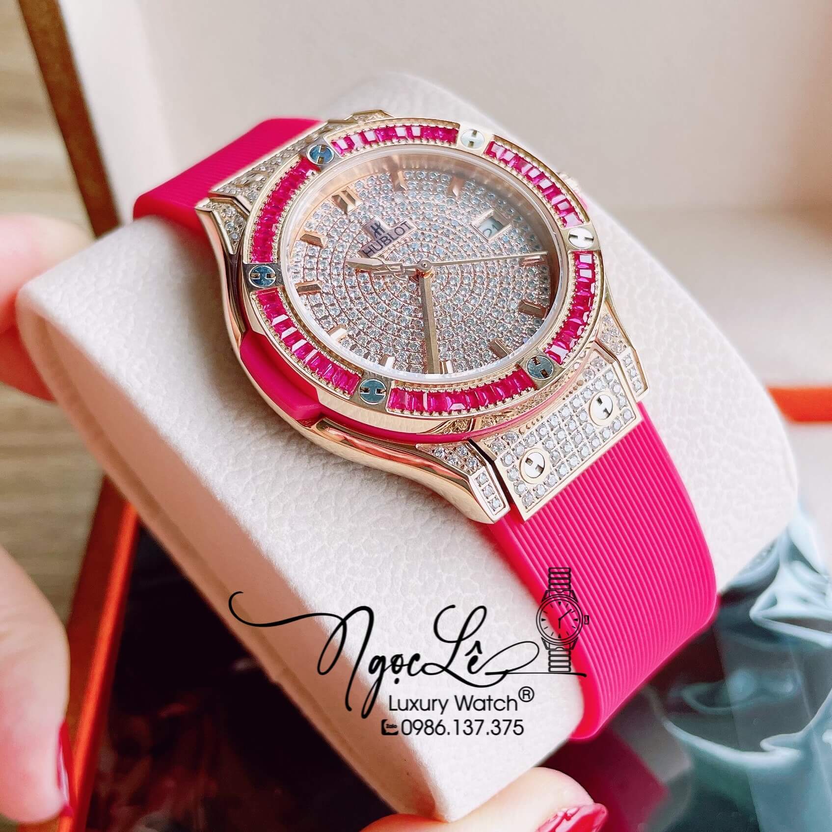 Đồng Hồ Nữ Hublot Classic Fusion 34mm Máy Pin Dây Silicon Hồng Đính Full Đá Vỏ Rose Gold