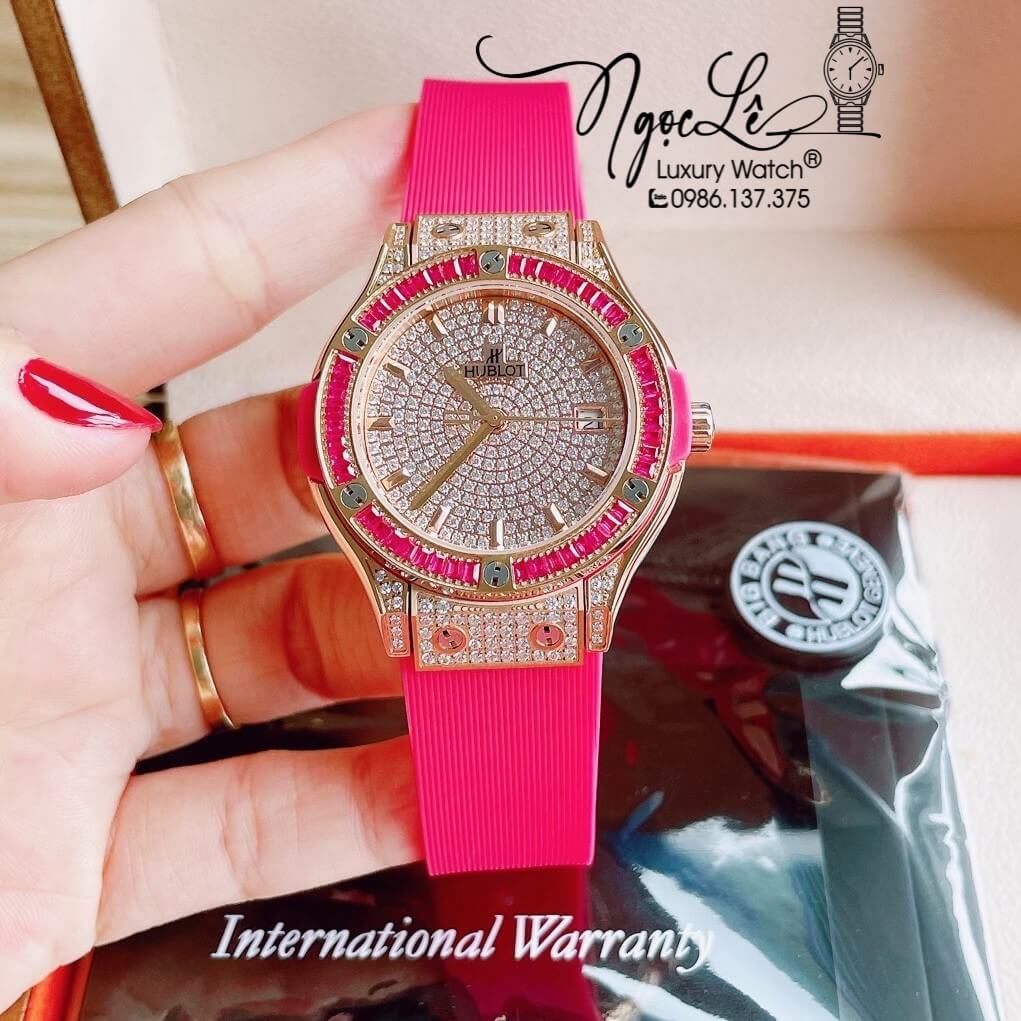 Đồng Hồ Nữ Hublot Classic Fusion 34mm Máy Pin Dây Silicon Hồng Đính Full Đá Vỏ Rose Gold