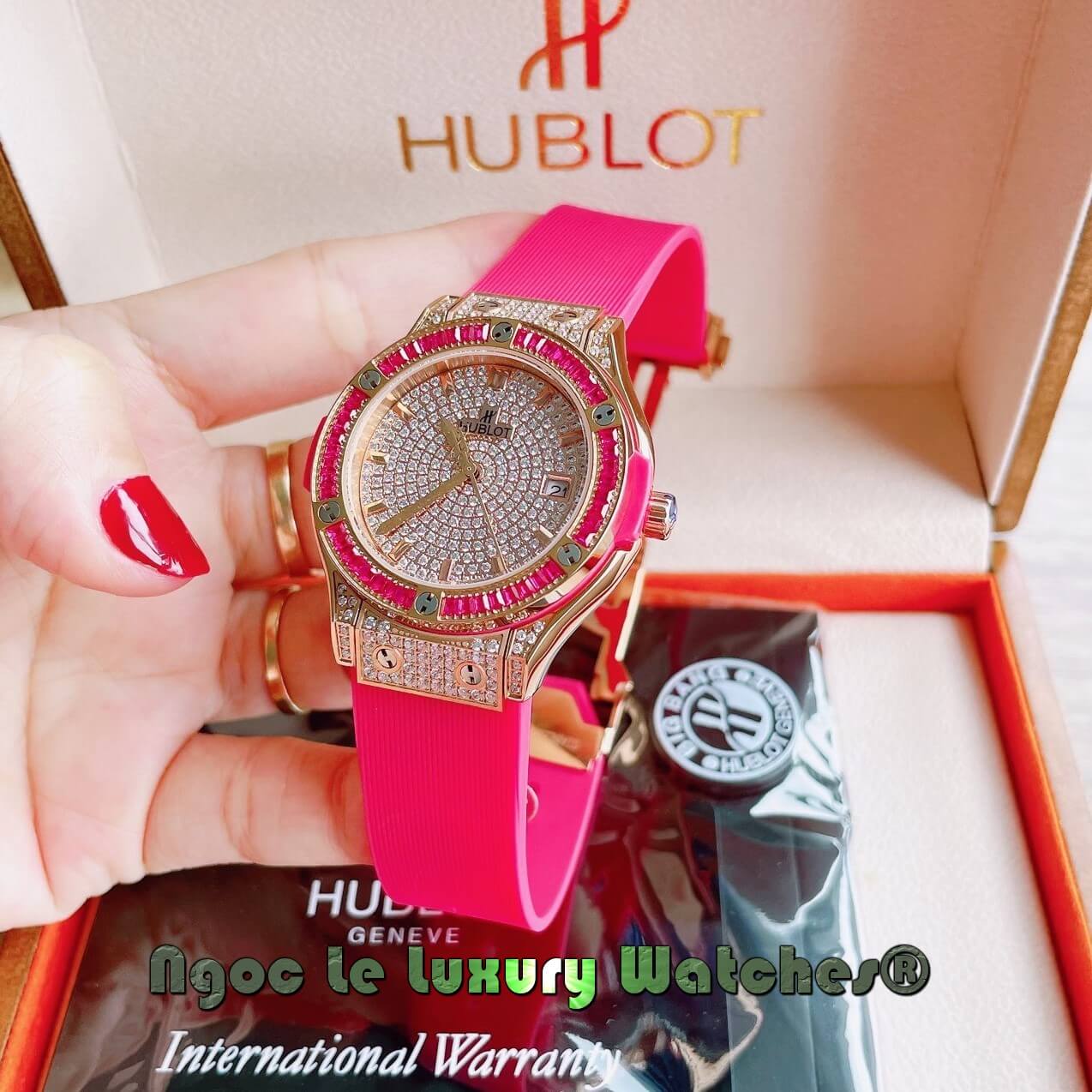 Đồng Hồ Nữ Hublot Classic Fusion 34mm Máy Pin Dây Silicon Hồng Đính Full Đá Vỏ Rose Gold