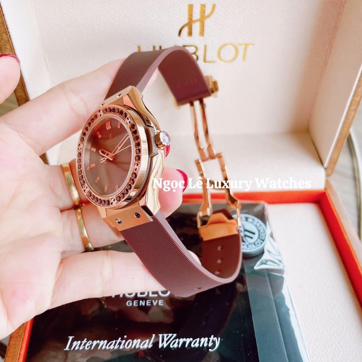 Đồng Hồ Nữ Hublot Classic Fusion 34mm Máy Pin Dây Silicon Nâu Đính Đá Vỏ Rose Gold