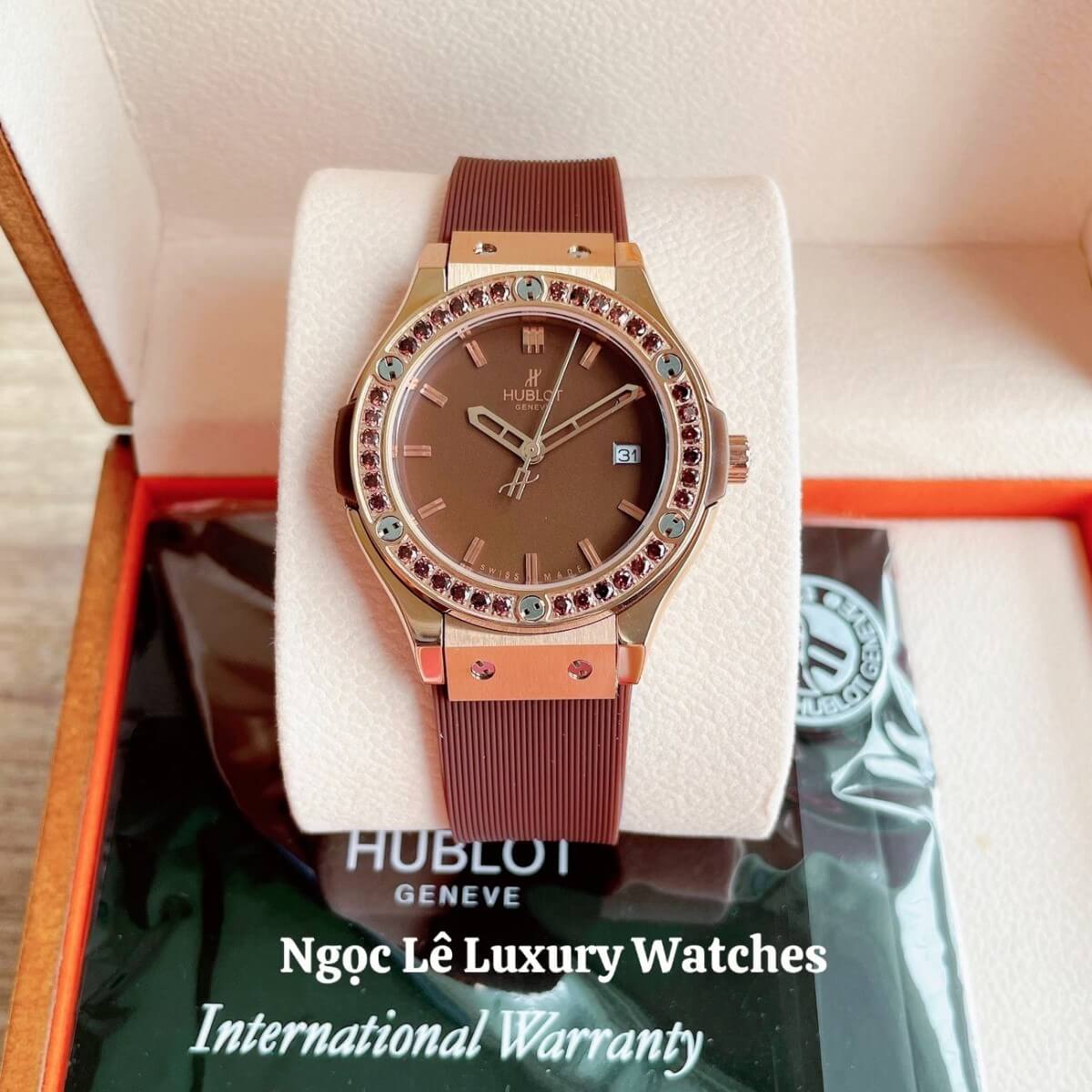 Đồng Hồ Nữ Hublot Classic Fusion 34mm Máy Pin Dây Silicon Nâu Đính Đá Vỏ Rose Gold