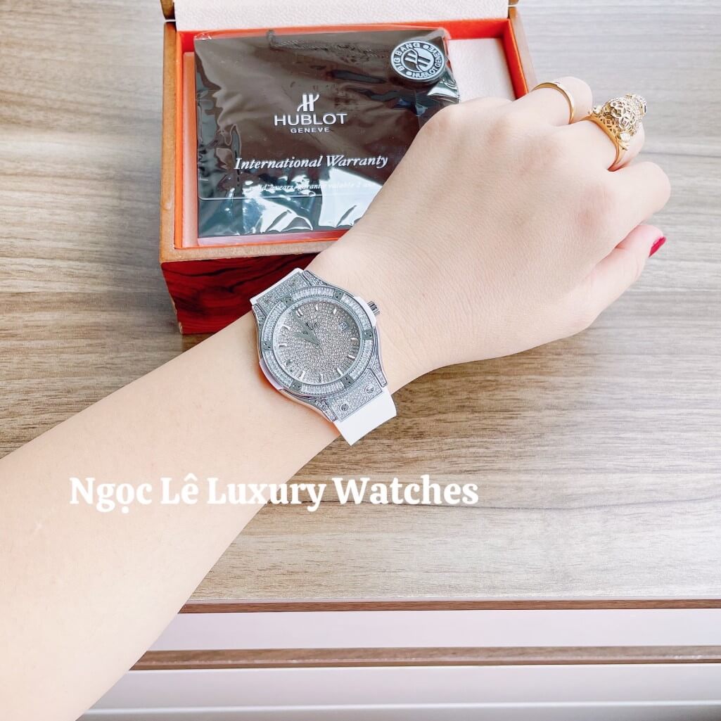 Đồng Hồ Nữ Hublot Classic Fusion 34mm Máy Pin Dây Silicon Trắng Đính Full Đá Vỏ Silver