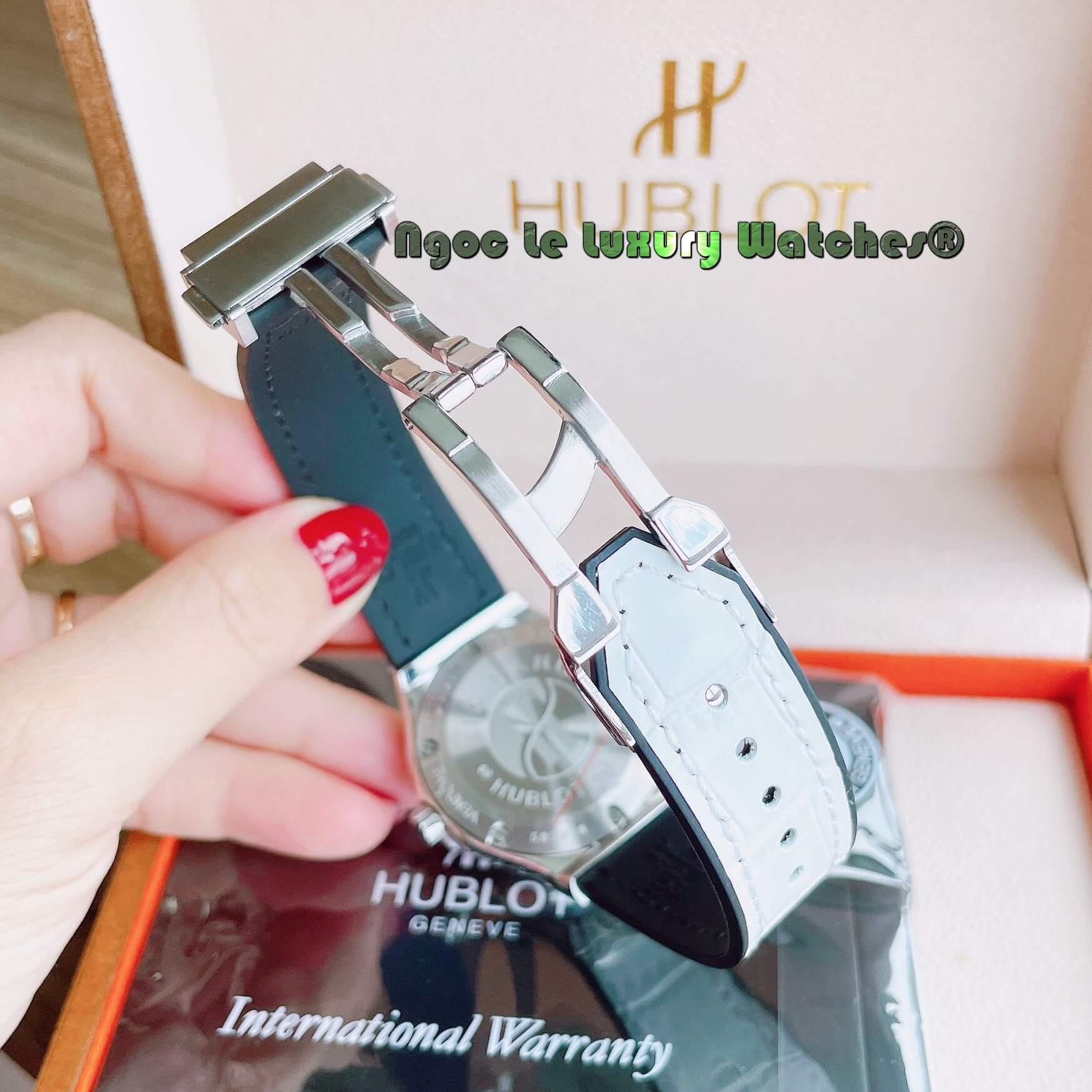 Đồng Hồ Nữ Hublot Classic Fusion 34mm Máy Pin Dây Da Silicon Trắng Đính Đá Vỏ Silver