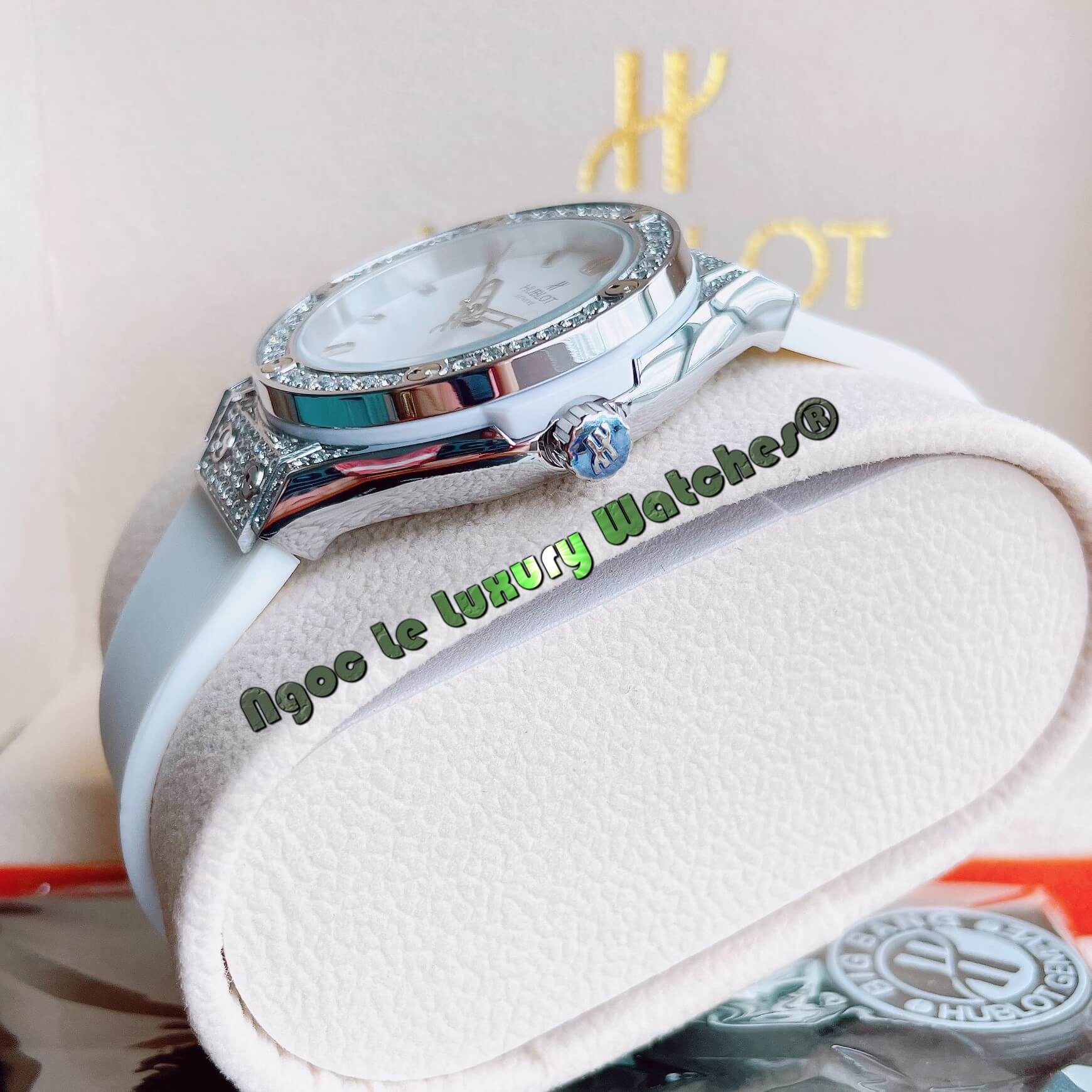 Đồng Hồ Nữ Hublot Classic Fusion 34mm Máy Pin Dây Silicon Trắng Đính Đá Vỏ Silver