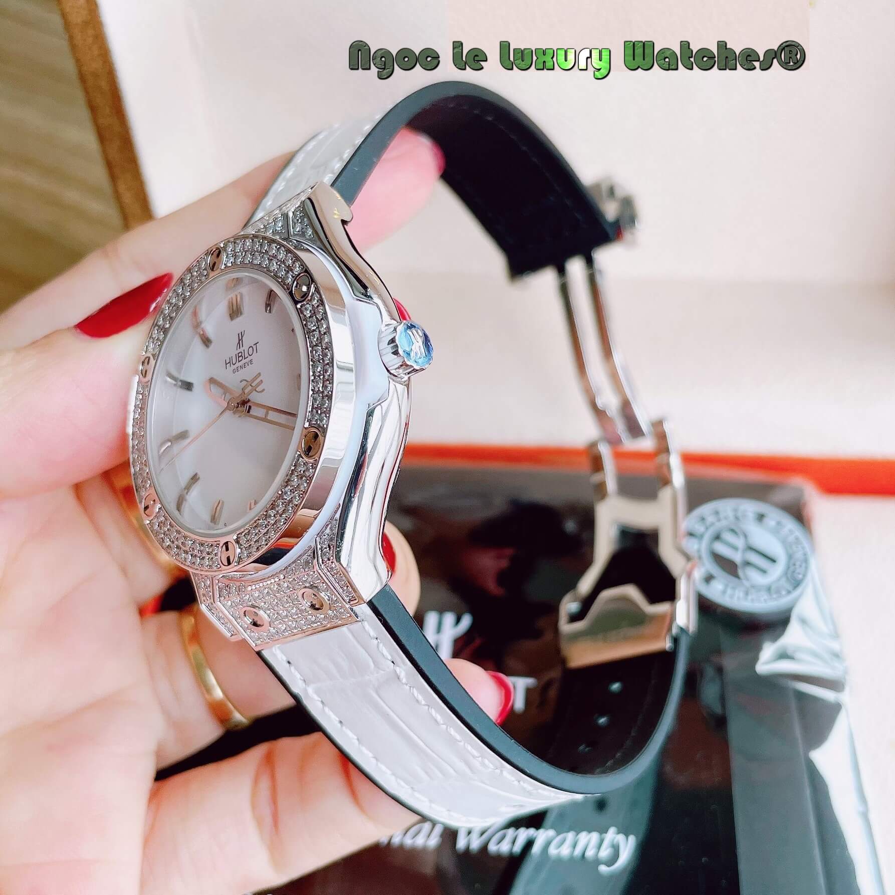 Đồng Hồ Nữ Hublot Classic Fusion 34mm Máy Pin Dây Da Silicon Trắng Đính Đá Vỏ Silver