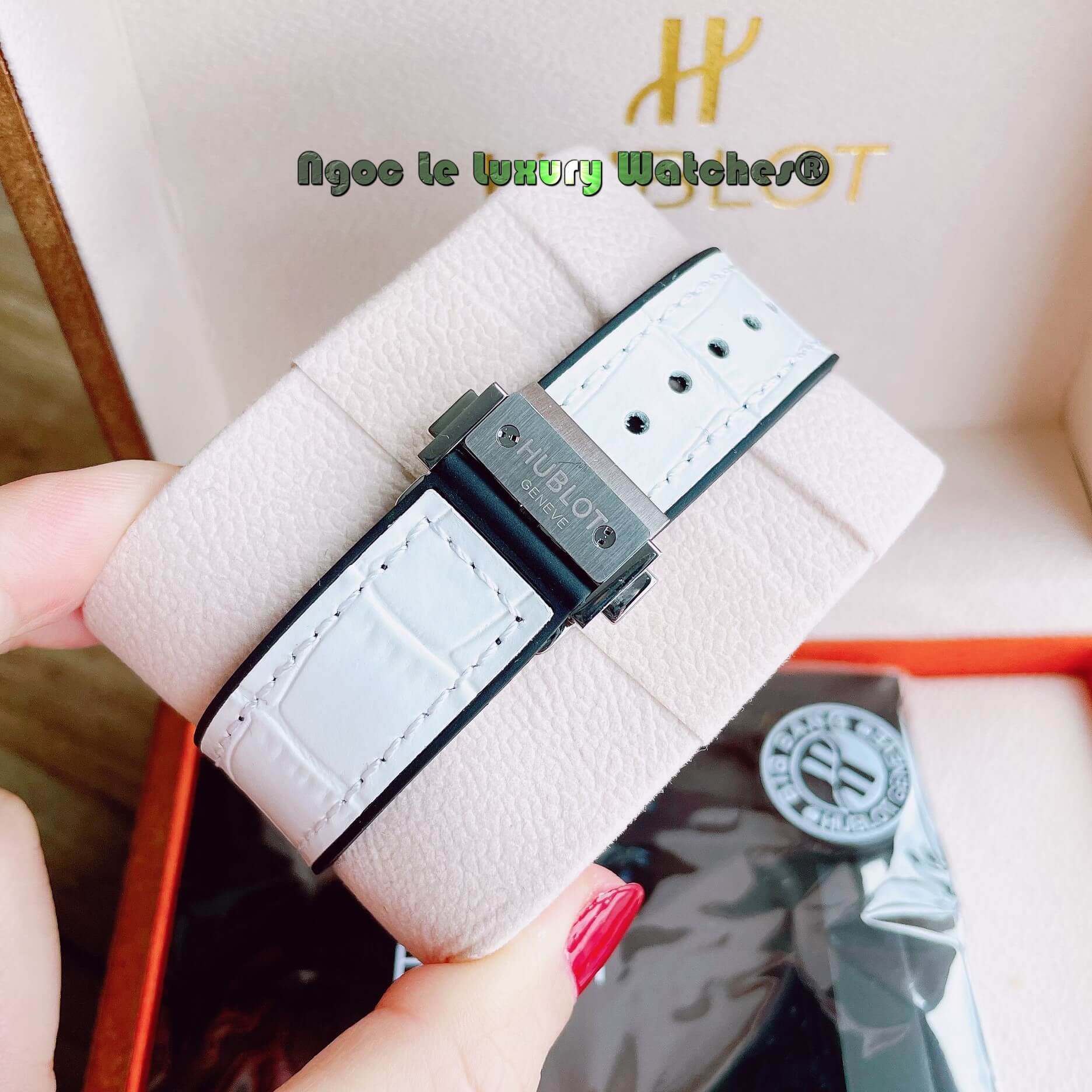 Đồng Hồ Nữ Hublot Classic Fusion 34mm Máy Pin Dây Da Silicon Trắng Đính Đá Vỏ Silver