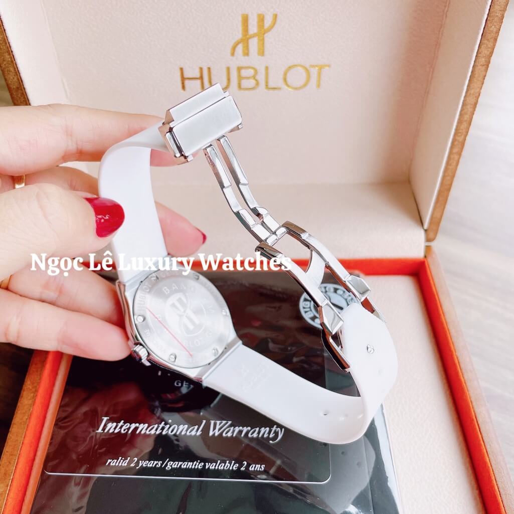 Đồng Hồ Nữ Hublot Classic Fusion 34mm Máy Pin Dây Silicon Trắng Đính Full Đá Vỏ Silver