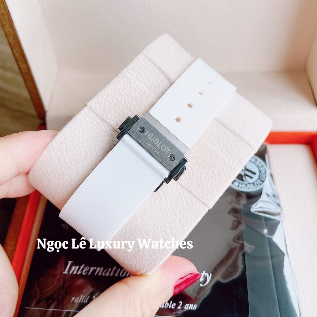 Đồng Hồ Nữ Hublot Classic Fusion 34mm Máy Pin Dây Silicon Trắng Đính Full Đá Vỏ Silver