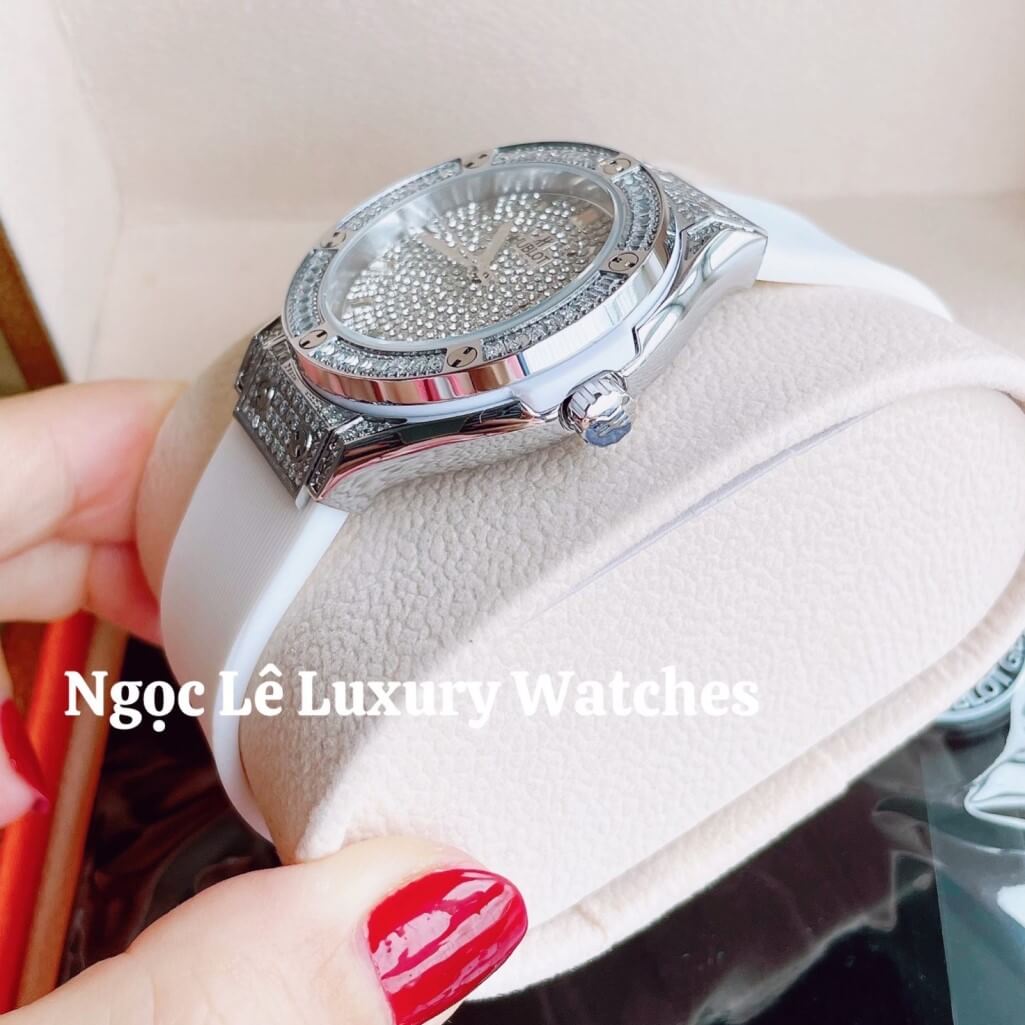 Đồng Hồ Nữ Hublot Classic Fusion 34mm Máy Pin Dây Silicon Trắng Đính Full Đá Vỏ Silver