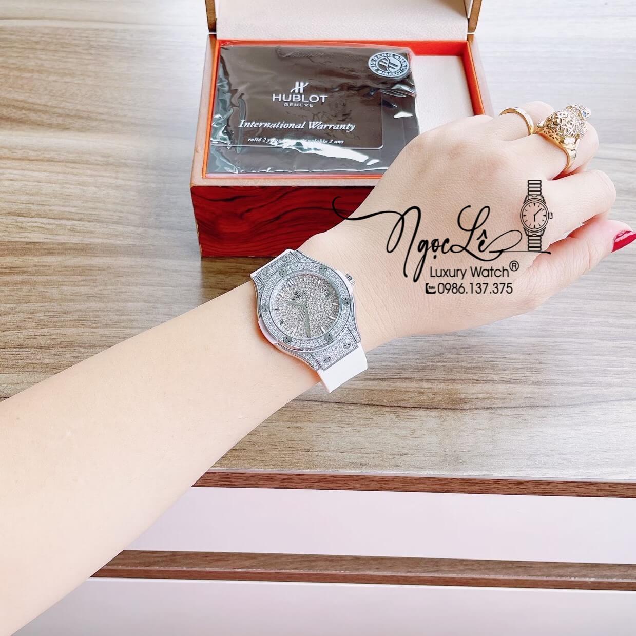 Đồng Hồ Nữ Hublot Classic Fusion 34mm Máy Pin Dây Silicon Trắng Đính Full Đá Vỏ Silver