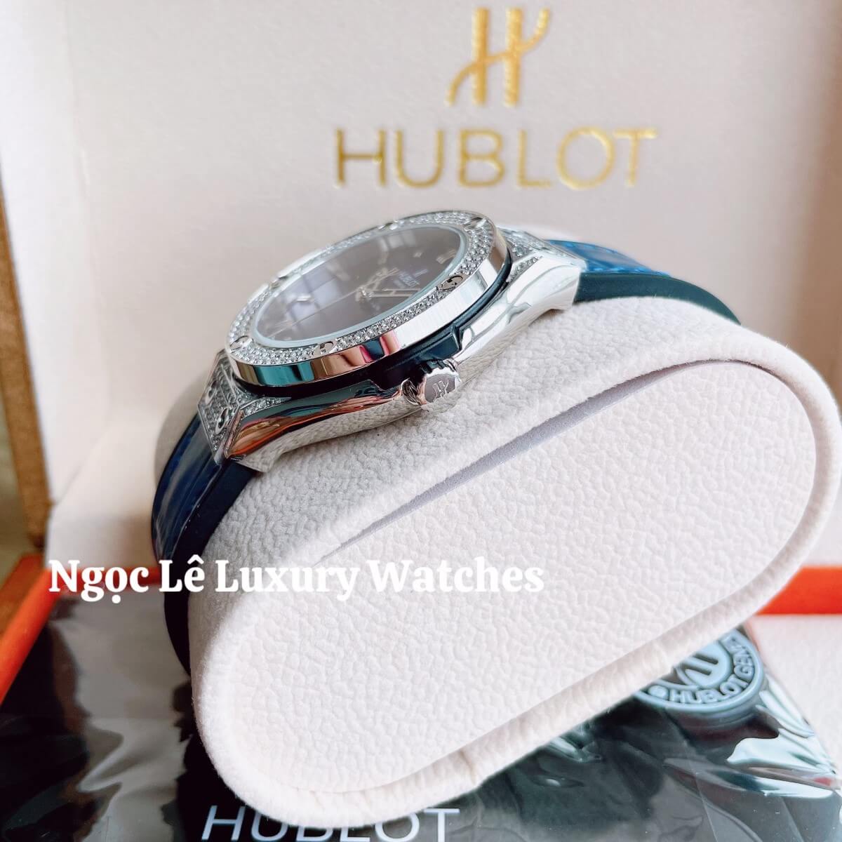 Đồng Hồ Nữ Hublot Classic Fusion 34mm Máy Pin Dây Da Silicon Xanh Đính Đá Vỏ Silver