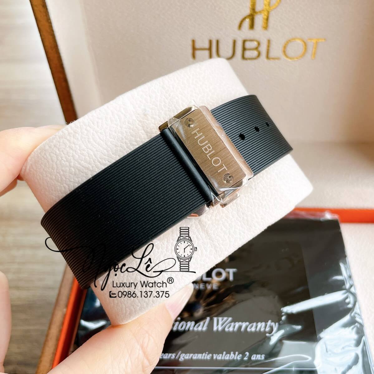 Đồng Hồ Nam Hublot Classic Fusion 42mm Dây Silicon Đen Vỏ Rose Đính Đá Mịn