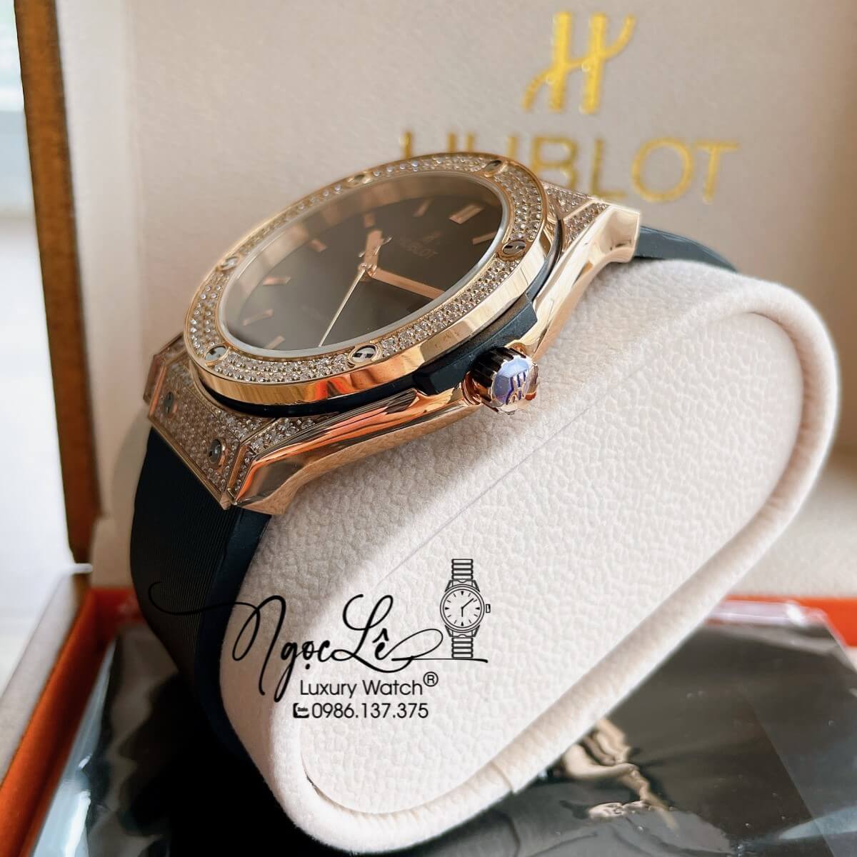Đồng Hồ Nam Hublot Classic Fusion 42mm Dây Silicon Đen Vỏ Rose Đính Đá Mịn