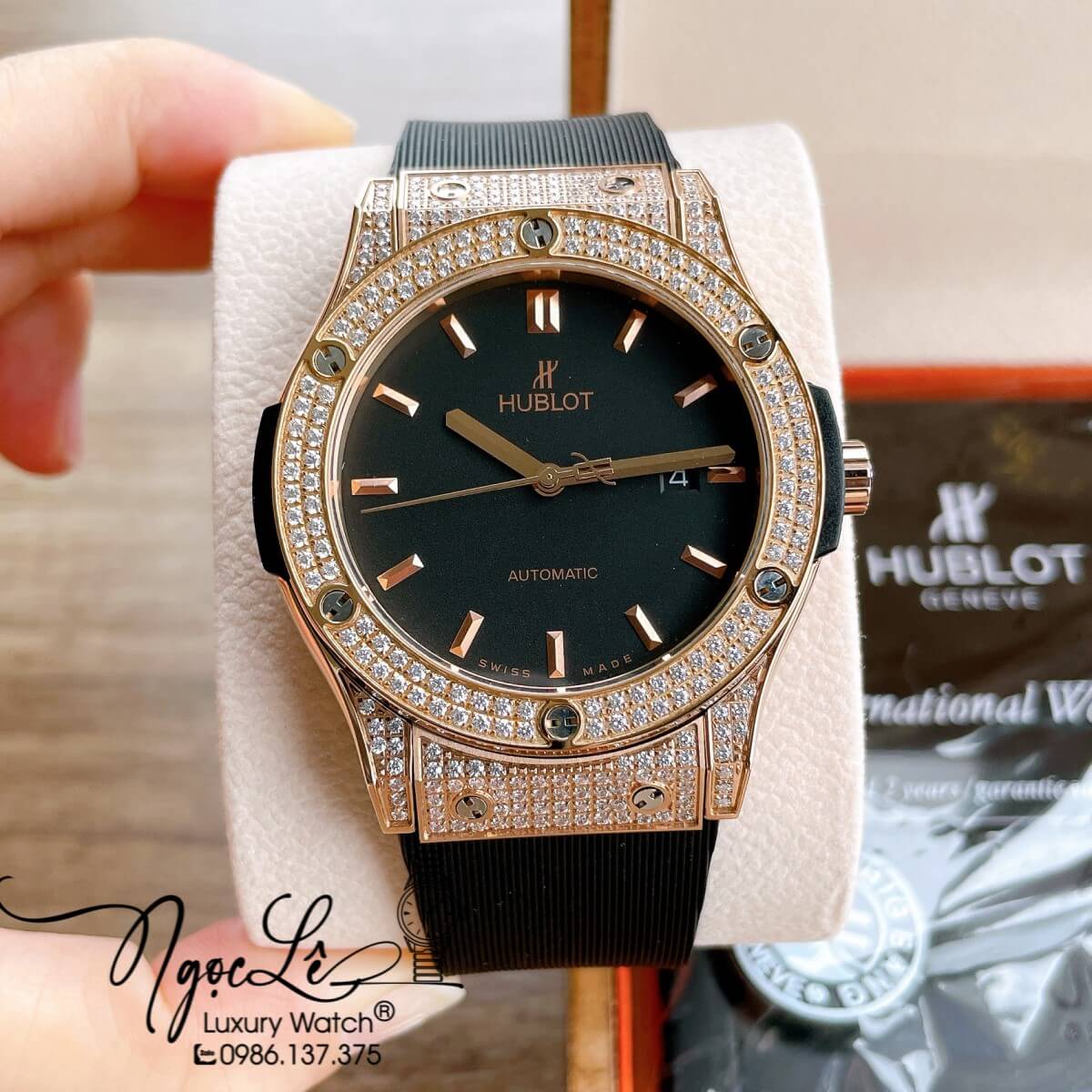 Đồng Hồ Nam Hublot Classic Fusion 42mm Dây Silicon Đen Vỏ Rose Đính Đá Mịn