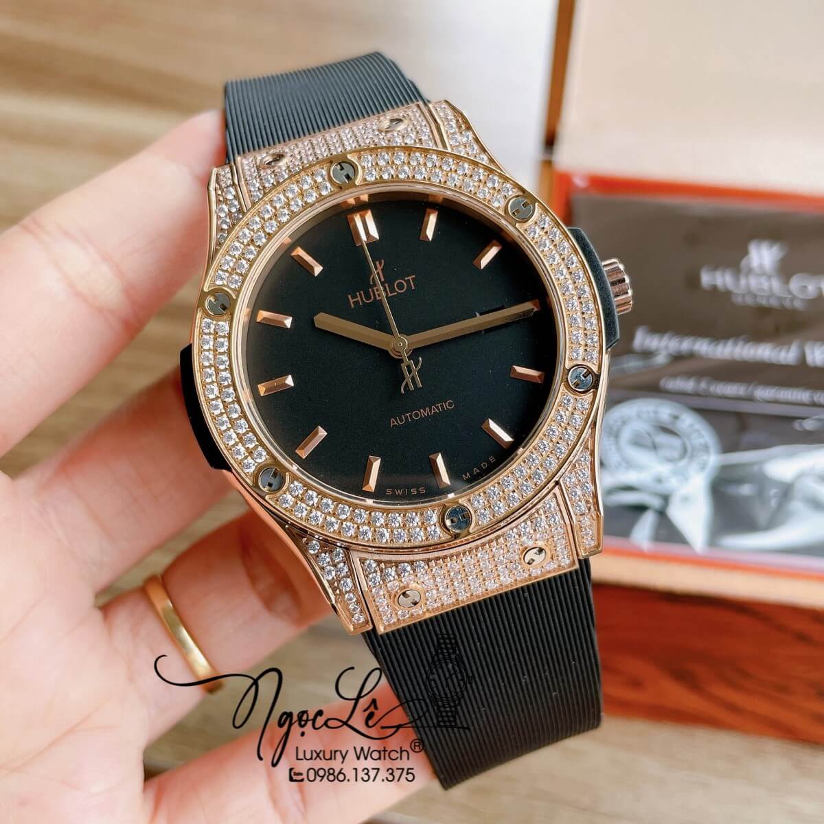 Đồng Hồ Nam Hublot Classic Fusion 42mm Dây Silicon Đen Vỏ Rose Đính Đá Mịn