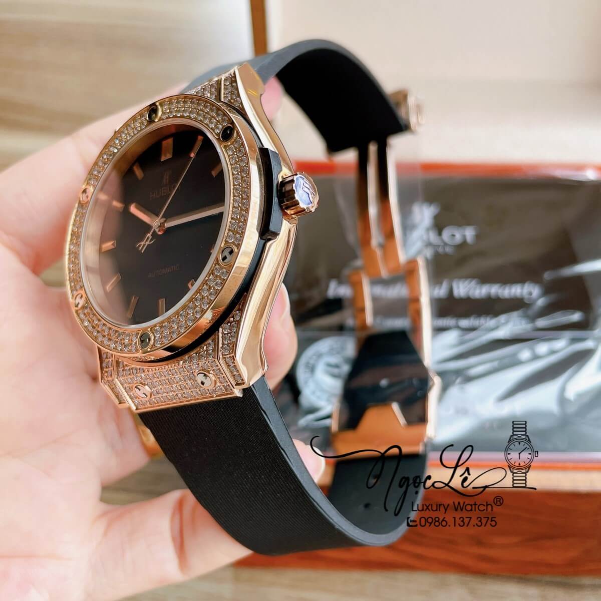 Đồng Hồ Nam Hublot Classic Fusion 42mm Dây Silicon Đen Vỏ Rose Đính Đá Mịn