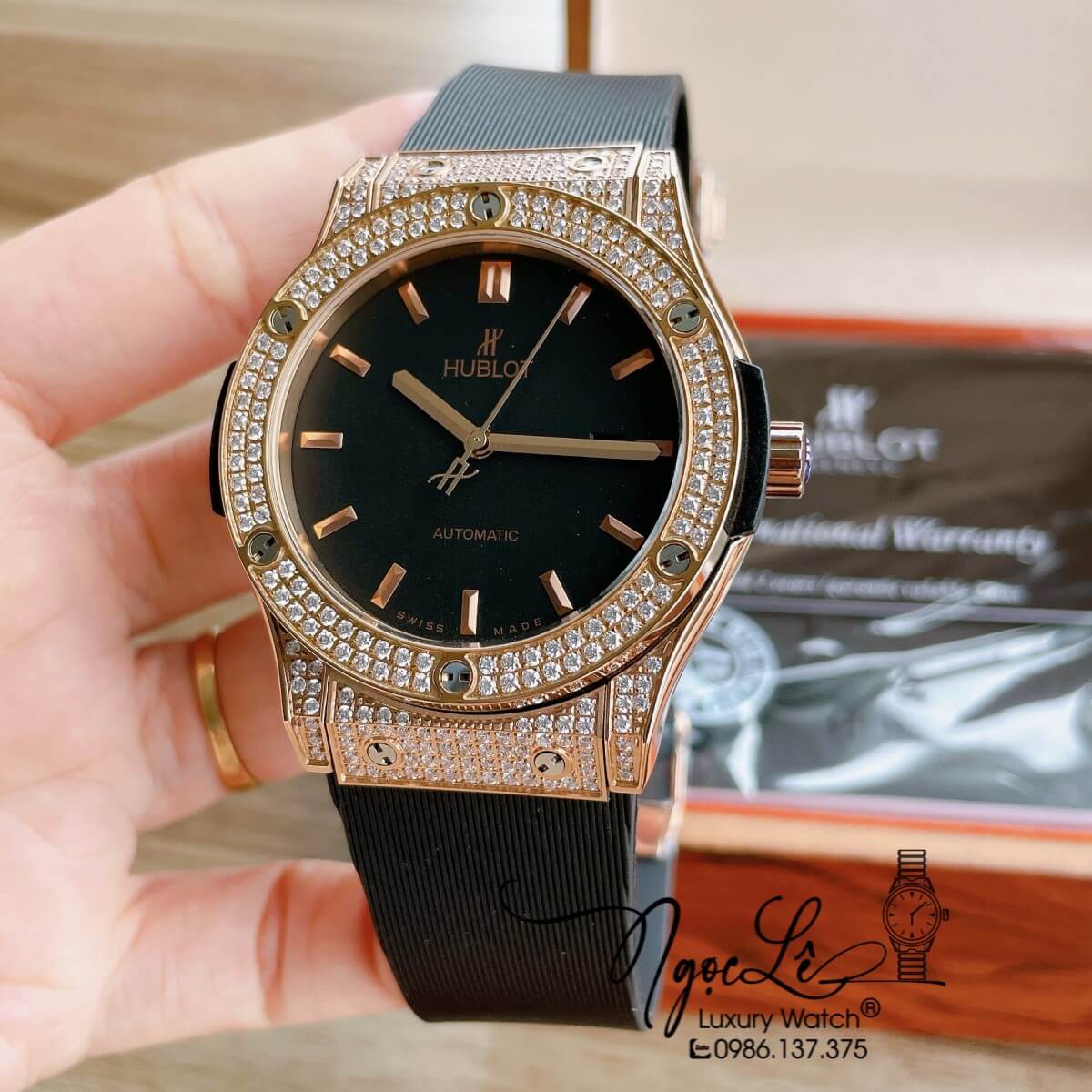 Đồng Hồ Nam Hublot Classic Fusion 42mm Dây Silicon Đen Vỏ Rose Đính Đá Mịn