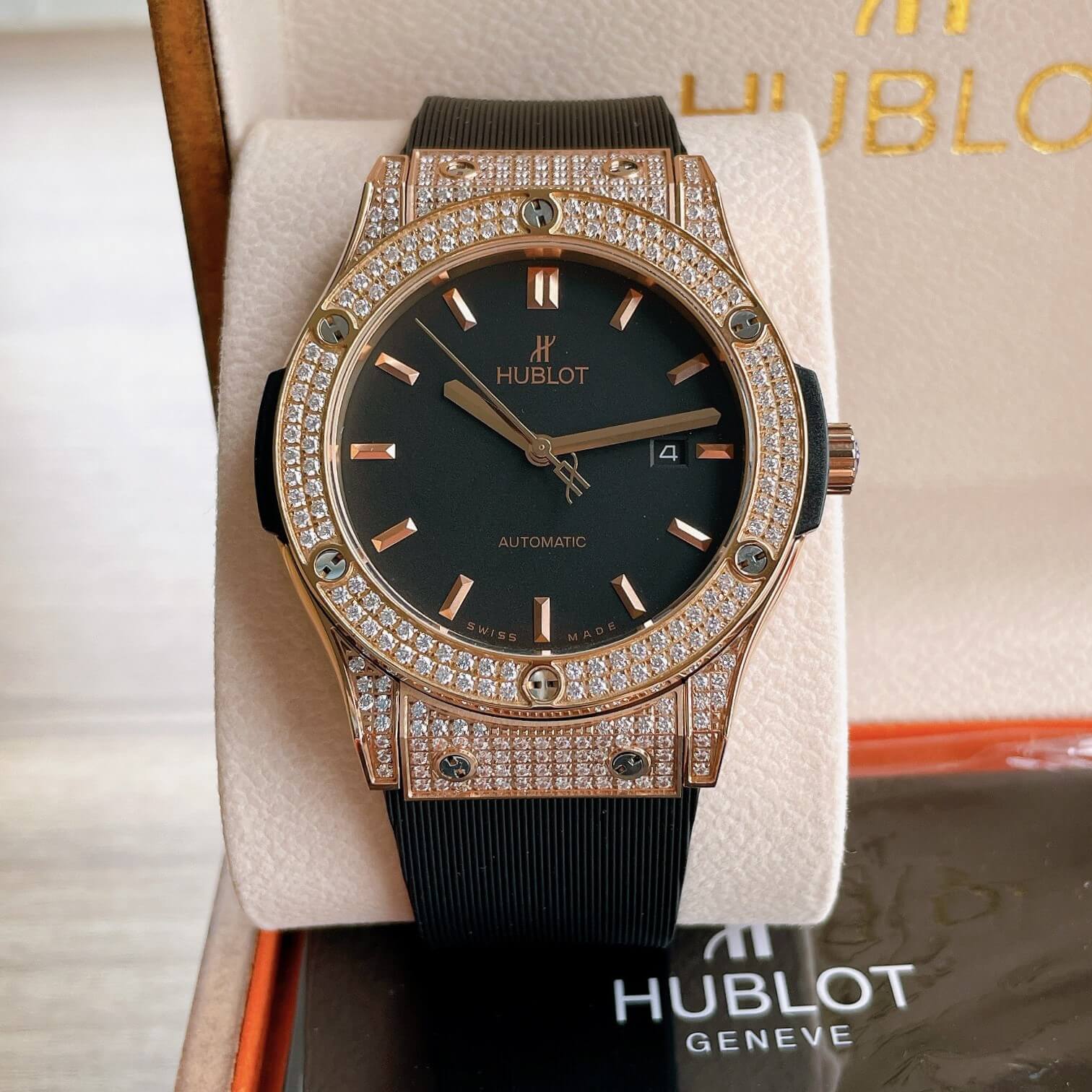 Đồng Hồ Nam Hublot Classic Fusion 42mm Dây Silicon Đen Vỏ Rose Đính Đá Mịn
