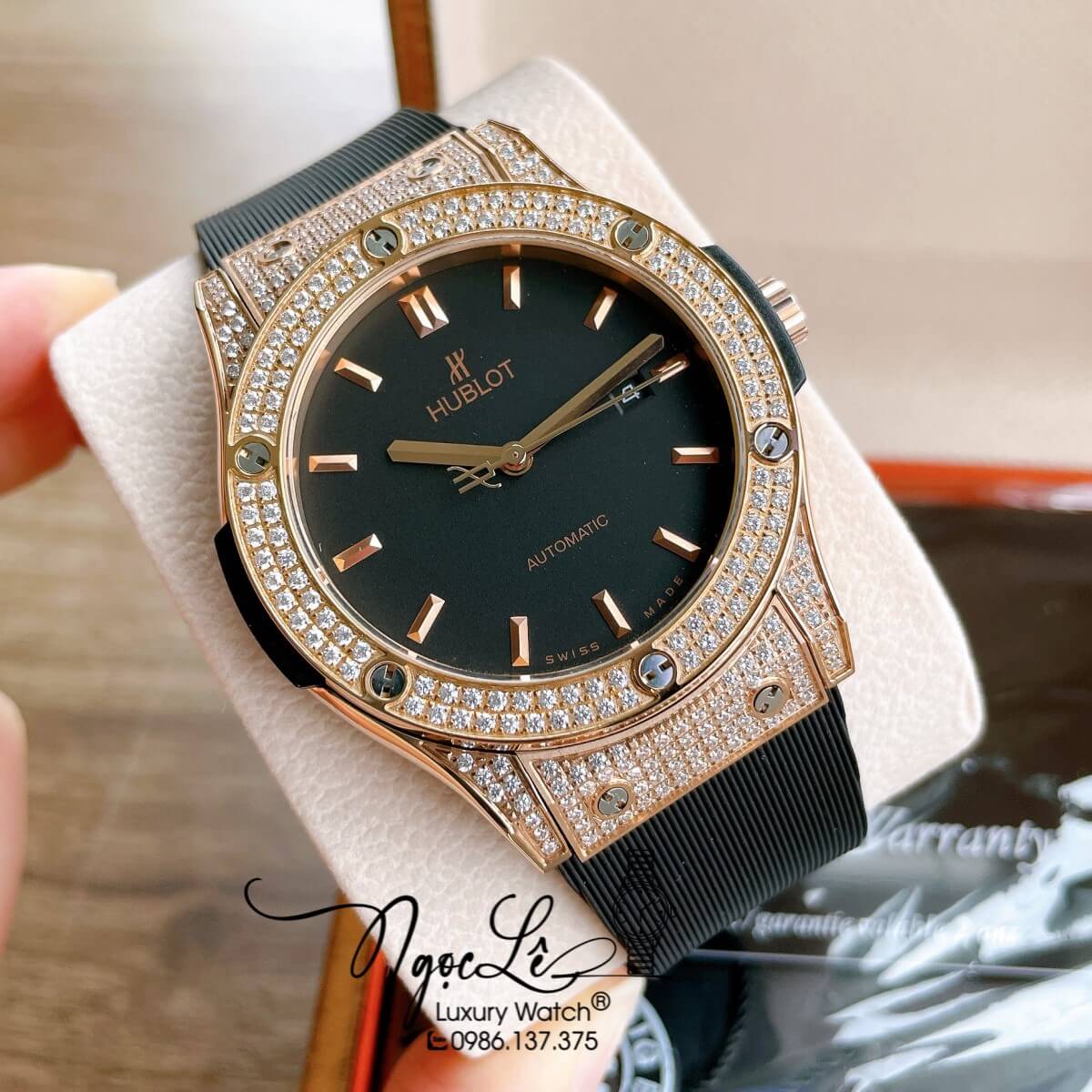 Đồng Hồ Nam Hublot Classic Fusion 42mm Dây Silicon Đen Vỏ Rose Đính Đá Mịn