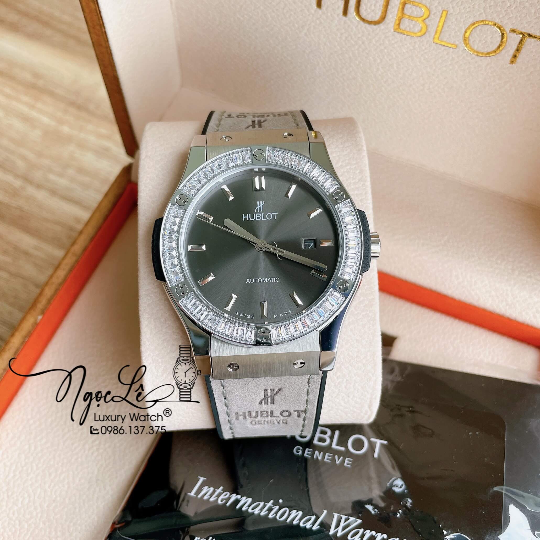 Đồng Hồ Nam Hublot Classic Fusion 42mm Dây Da Silicon Xám Vỏ Bạc Đính Đá Ống
