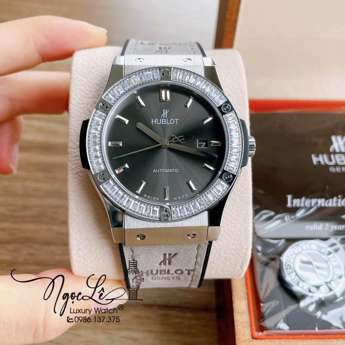Đồng Hồ Nam Hublot Classic Fusion 42mm Dây Da Silicon Xám Vỏ Bạc Đính Đá Ống