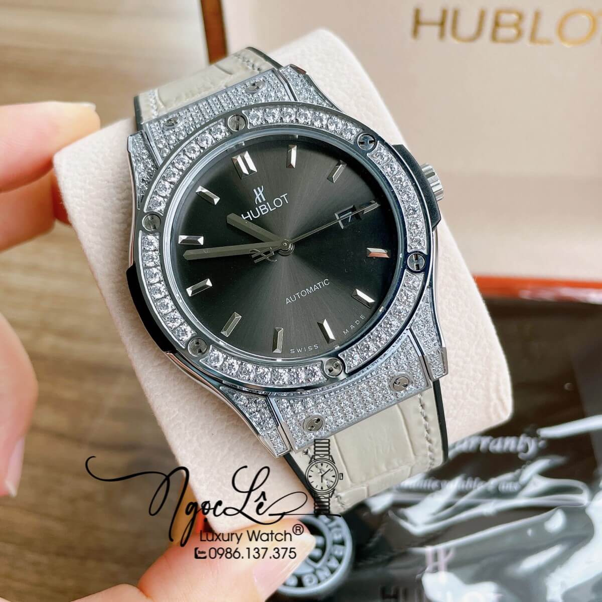 Đồng Hồ Nam Hublot Classic Fusion 42mm Dây Da Silicon Xám Vỏ Bạc Đính Đá
