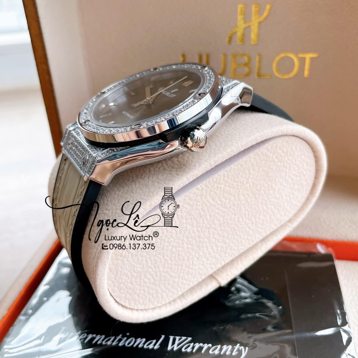 Đồng Hồ Nam Hublot Classic Fusion 42mm Dây Da Silicon Xám Vỏ Bạc Đính Đá