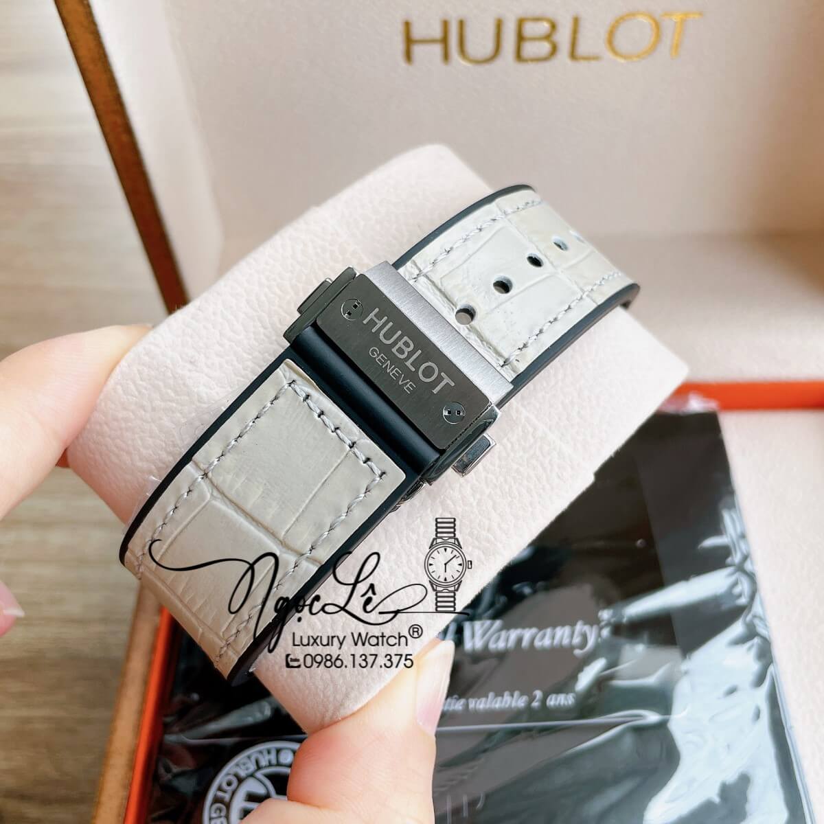 Đồng Hồ Nam Hublot Classic Fusion 42mm Dây Da Silicon Xám Vỏ Bạc Đính Đá