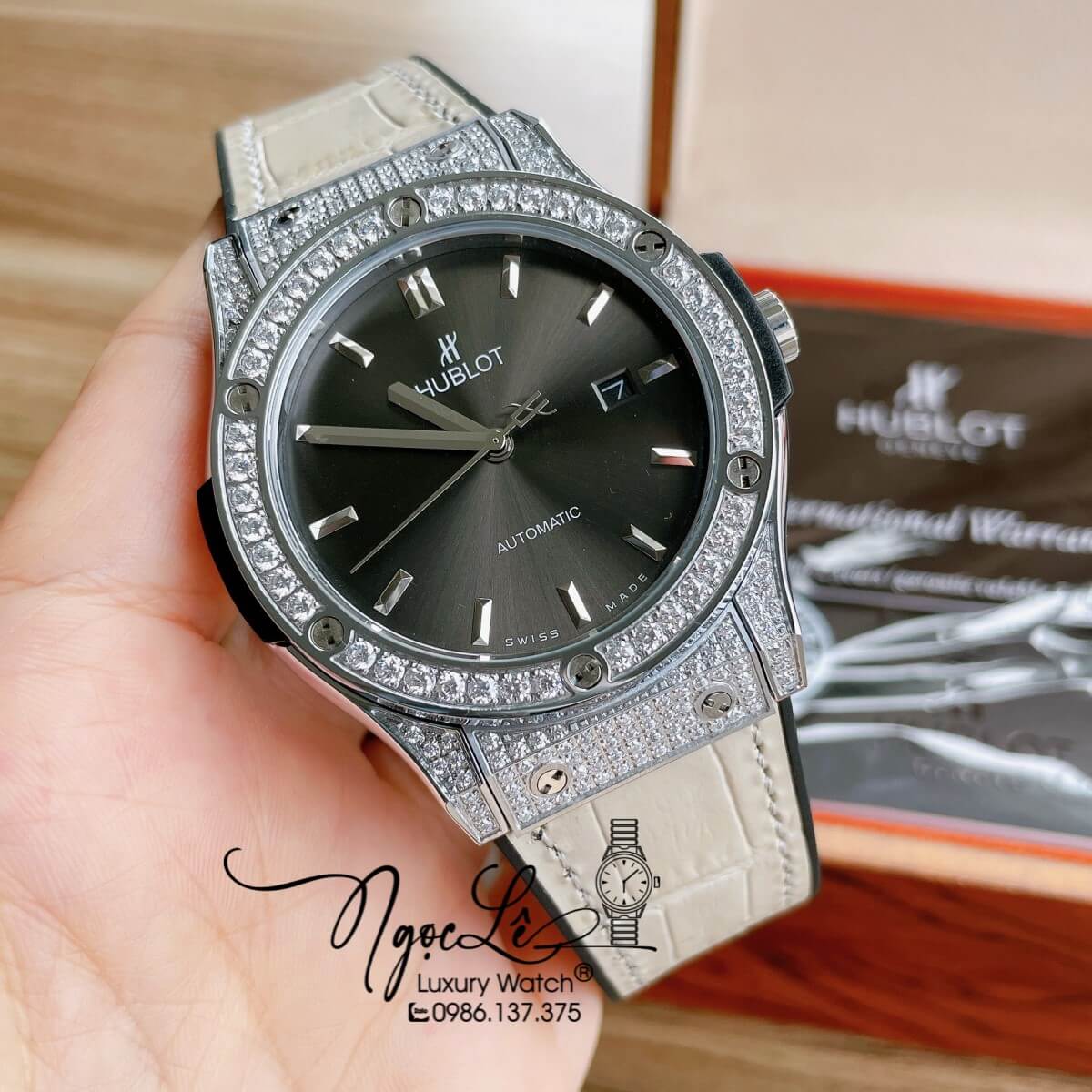 Đồng Hồ Nam Hublot Classic Fusion 42mm Dây Da Silicon Xám Vỏ Bạc Đính Đá
