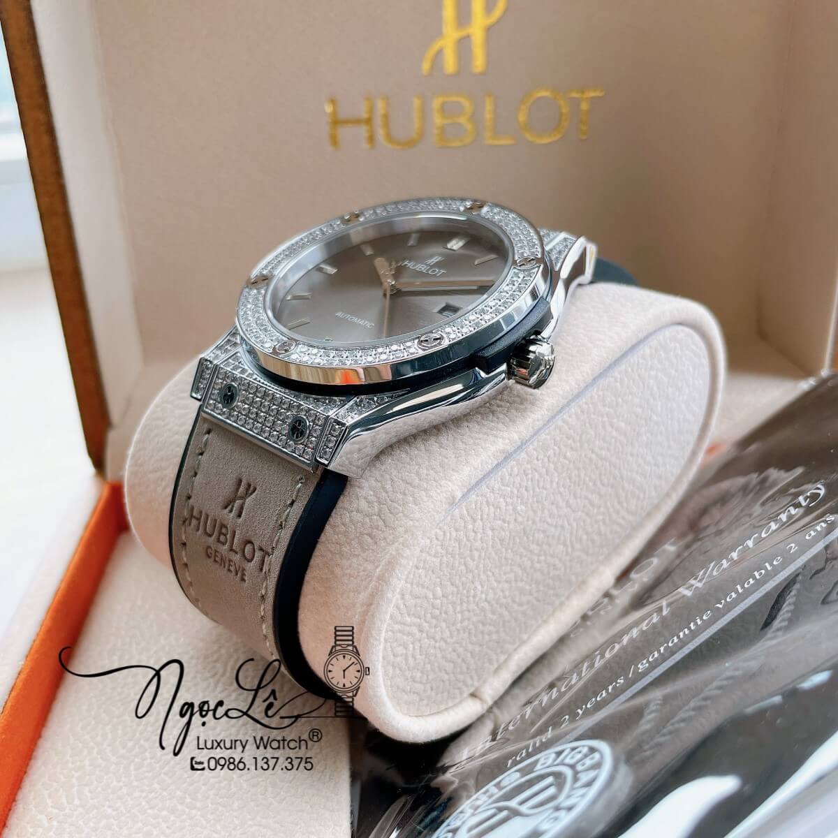Đồng Hồ Nam Hublot Classic Fusion 42mm Dây Da Silicon Xám Vỏ Bạc Đính Đá