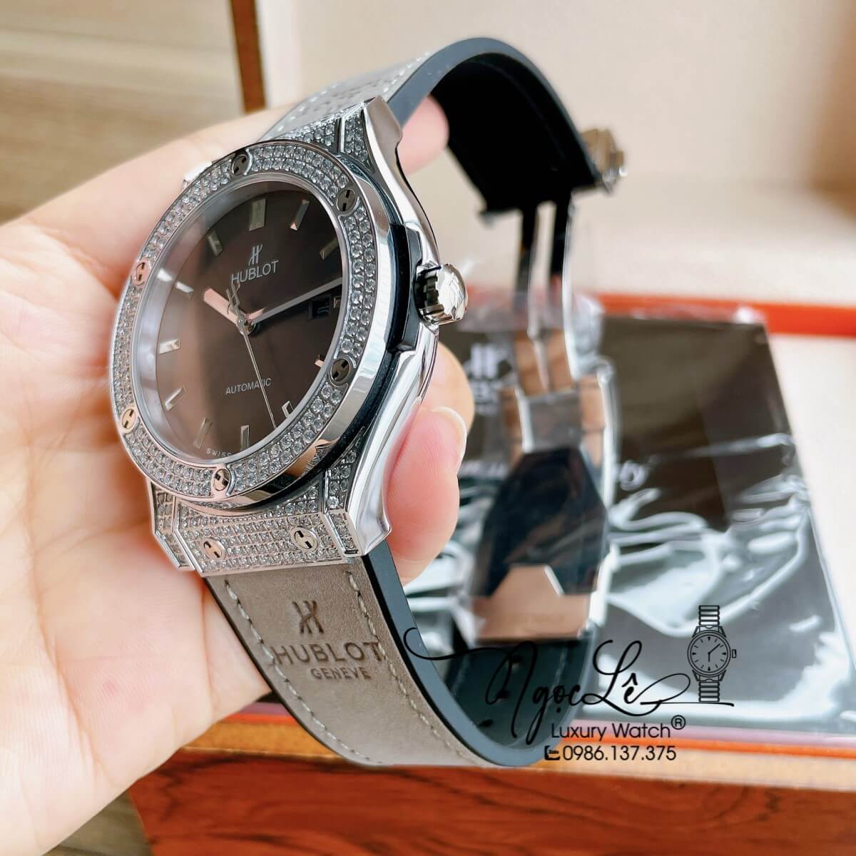 Đồng Hồ Nam Hublot Classic Fusion 42mm Dây Da Silicon Xám Vỏ Bạc Đính Đá