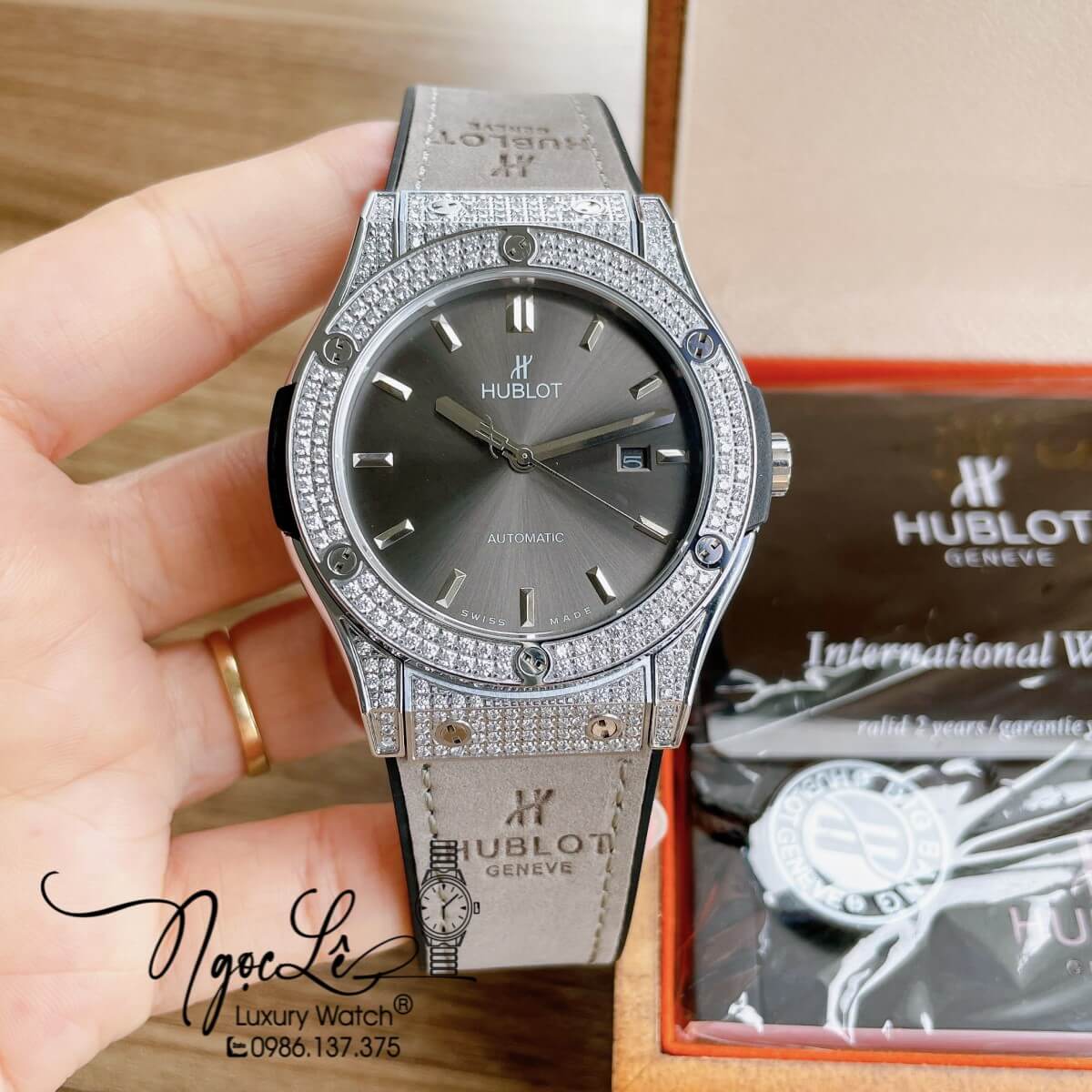 Đồng Hồ Nam Hublot Classic Fusion 42mm Dây Da Silicon Xám Vỏ Bạc Đính Đá