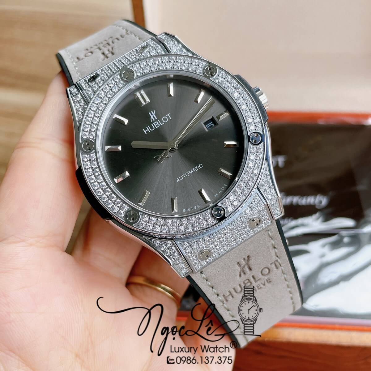 Đồng Hồ Nam Hublot Classic Fusion 42mm Dây Da Silicon Xám Vỏ Bạc Đính Đá