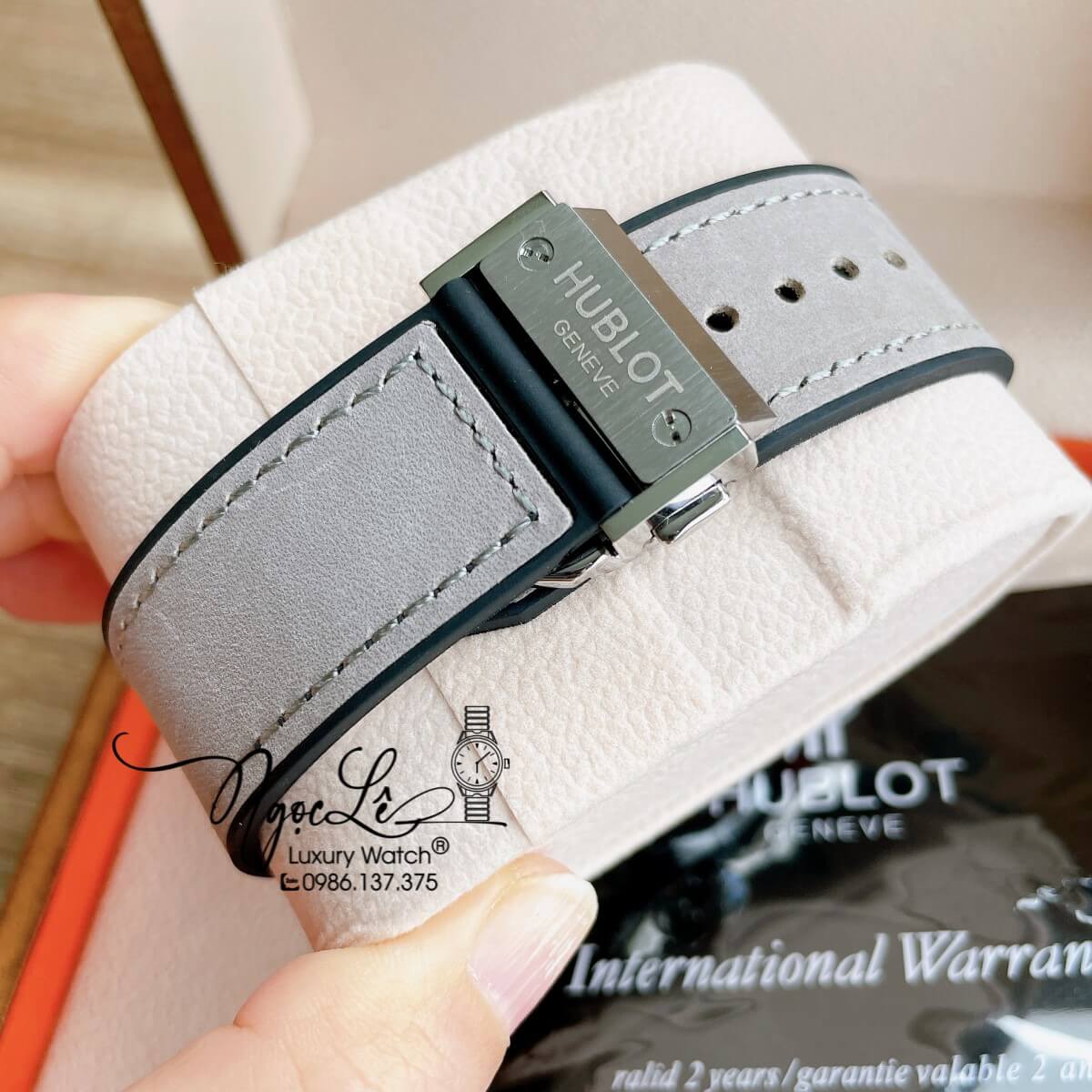 Đồng Hồ Nam Hublot Classic Fusion 42mm Dây Da Silicon Xám Vỏ Bạc Đính Đá Ống