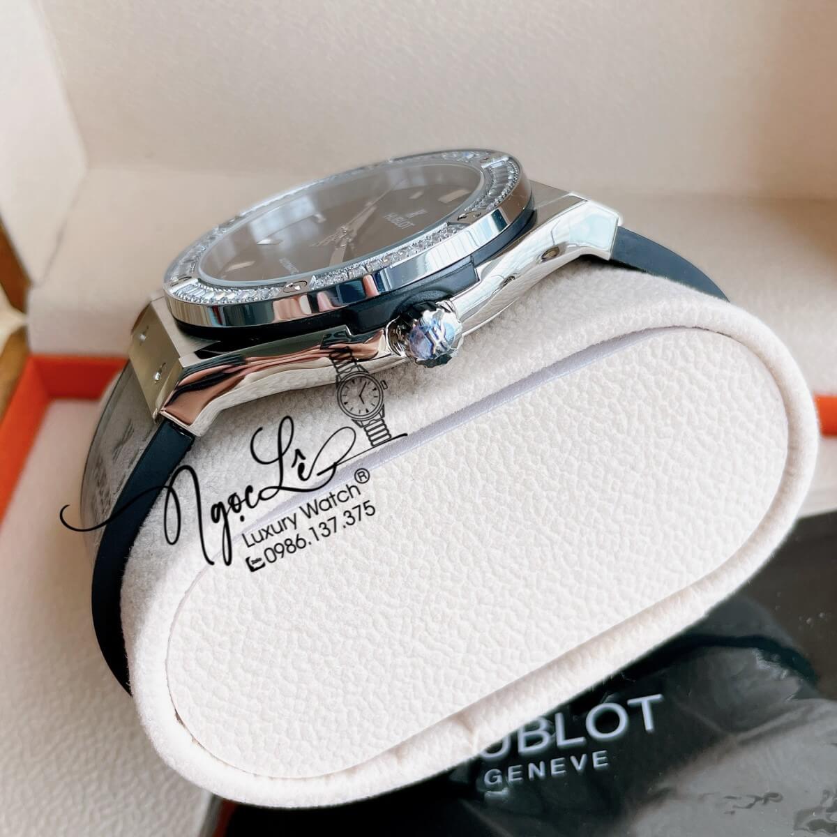 Đồng Hồ Nam Hublot Classic Fusion 42mm Dây Da Silicon Xám Vỏ Bạc Đính Đá Ống
